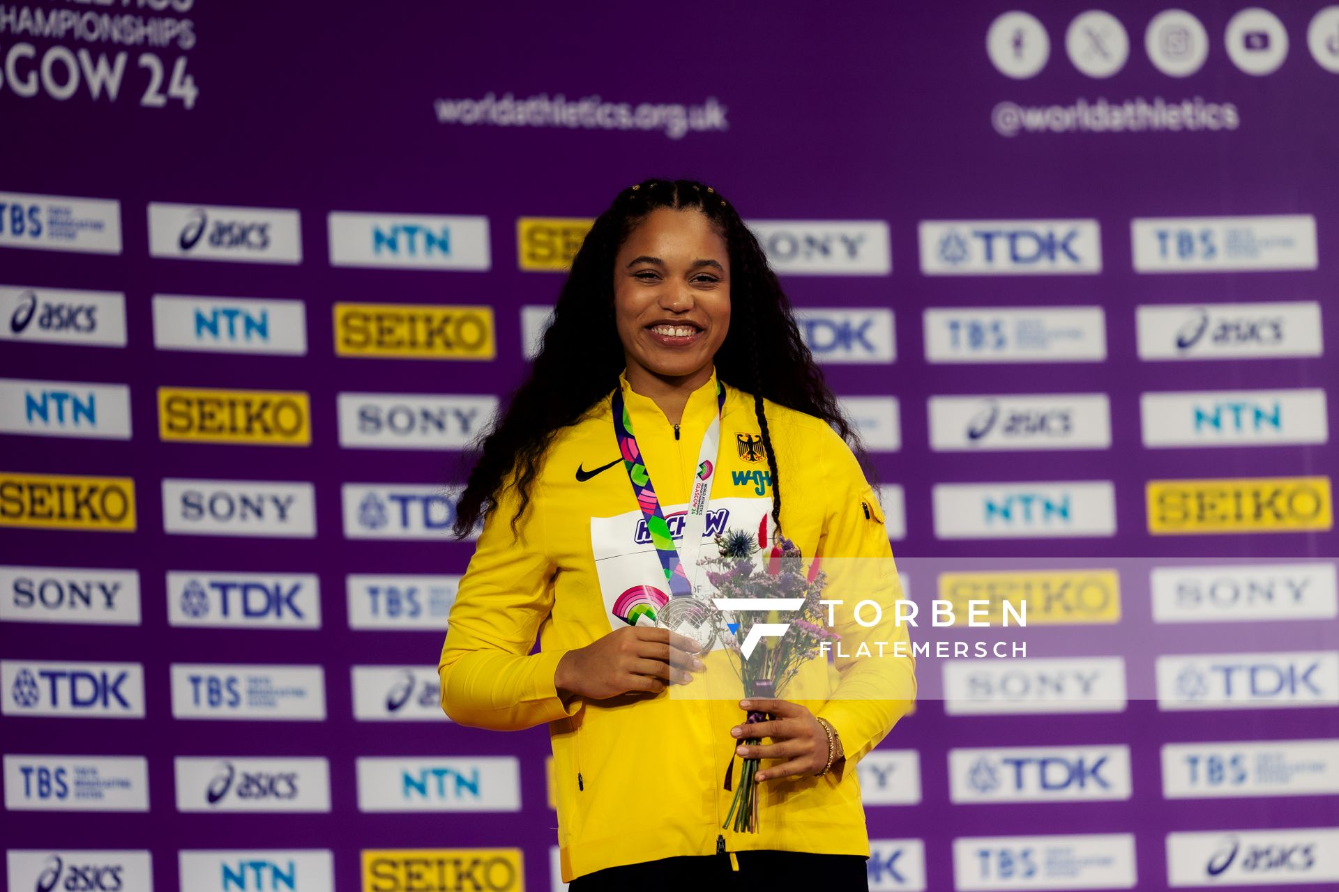 Yemisi Ogunleye (GER/Germany) bei der Siegerehrung am 01.03.2024 bei den World Athletics Indoor Championships in Glasgow (Schottland / Vereinigtes Königreich)