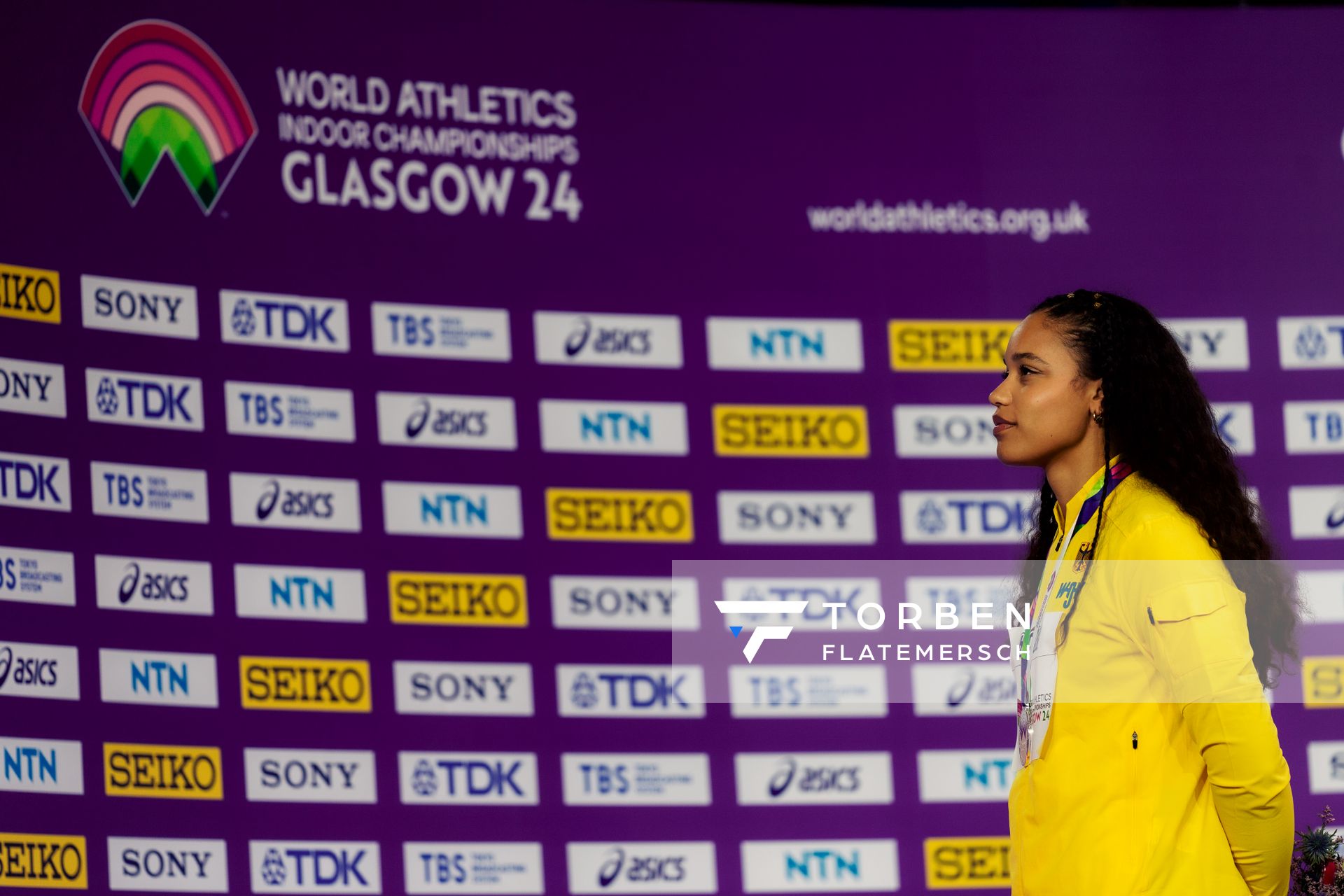 Yemisi Ogunleye (GER/Germany) bei der Siegerehrung am 01.03.2024 bei den World Athletics Indoor Championships in Glasgow (Schottland / Vereinigtes Königreich)