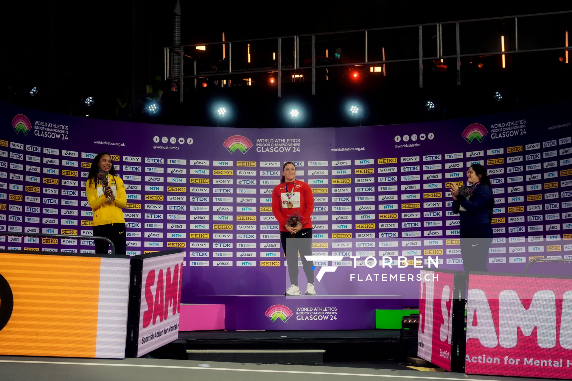 Yemisi Ogunleye (GER/Germany), Sarah Mitton (CAN/Canada), Chase Jackson (USA/United States of America) bei der Siegerehrung am 01.03.2024 bei den World Athletics Indoor Championships in Glasgow (Schottland / Vereinigtes Königreich)