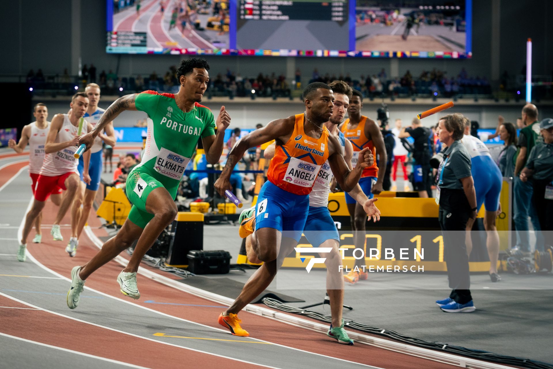 Der Wechsel der Slovenen geht schief und der Staffelstab fliegt durch die Luft, Omar Elkhatib (POR/Portugal), Ramsey Angela (NED/Netherlands), Matej Krsek (CZE/Czechia) am 03.03.2024 bei den World Athletics Indoor Championships in Glasgow (Schottland / Vereinigtes Königreich)