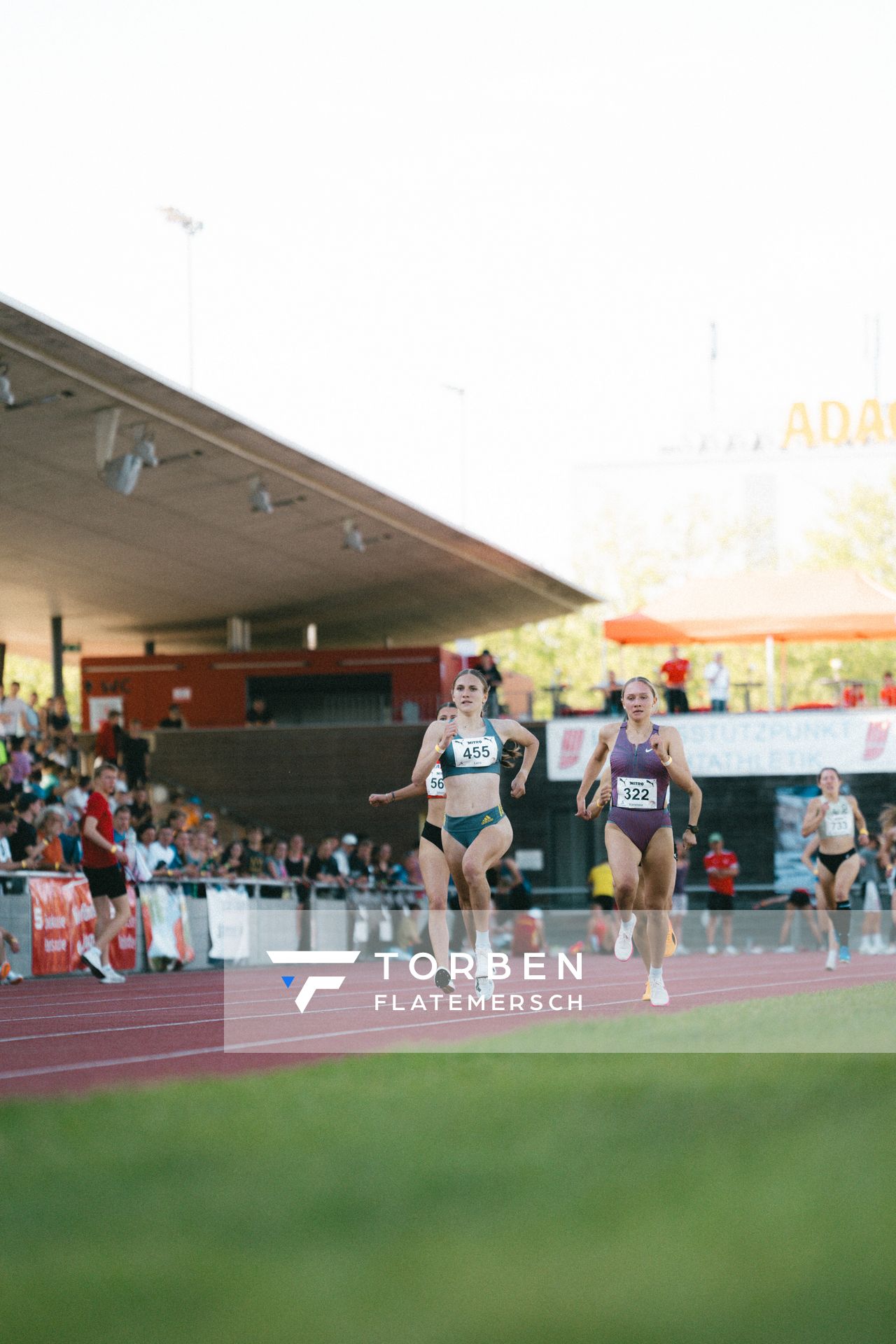 Lera Miller (GER/VfL Löningen), Vanessa Mikitenko (GER/SSC Hanau-Rodenbach) am 11.05.2024 während der 8. PUMA NITRO Lange Laufnacht im Carl-Kaufmann-Stadion in Karlsruhe