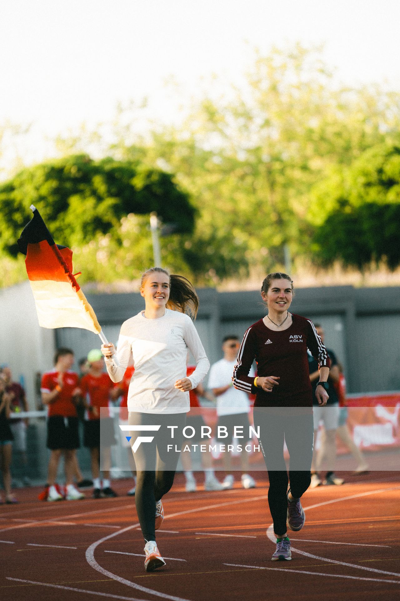 Olivia Gürth (GER/Silvesterlauf Trier), Vera Coutellier (GER/ASV Köln e. V.) am 11.05.2024 während der 8. PUMA NITRO Lange Laufnacht im Carl-Kaufmann-Stadion in Karlsruhe