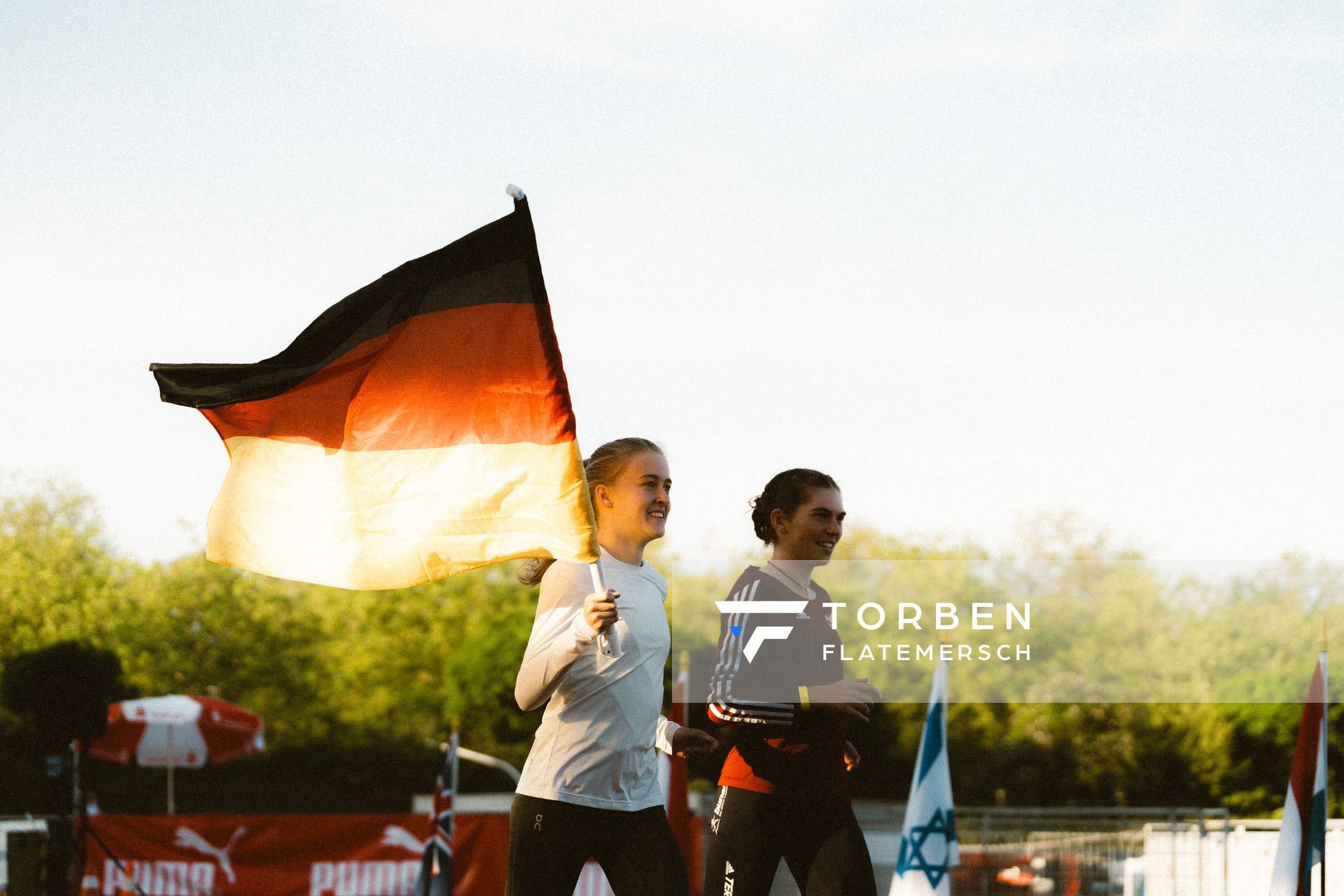 Olivia Gürth (GER/Silvesterlauf Trier), Vera Coutellier (GER/ASV Köln e. V.) am 11.05.2024 während der 8. PUMA NITRO Lange Laufnacht im Carl-Kaufmann-Stadion in Karlsruhe