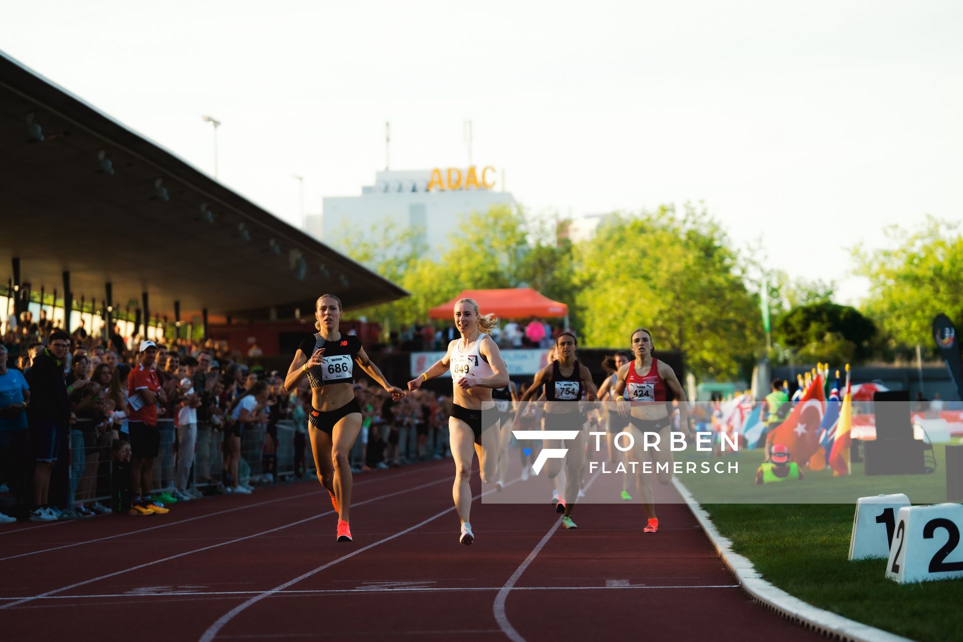 Nele Weßel (GER/TV Waldstraße Wiesbaden), Malin Nyfors (NOR/IK Tjalve), Aníta Hinriksdóttir (ISL/LAC TV Unterstrasse), Lucia Sturm (GER/TSV Moselfeuer Lehmen)  am 11.05.2024 während der 8. PUMA NITRO Lange Laufnacht im Carl-Kaufmann-Stadion in Karlsruhe