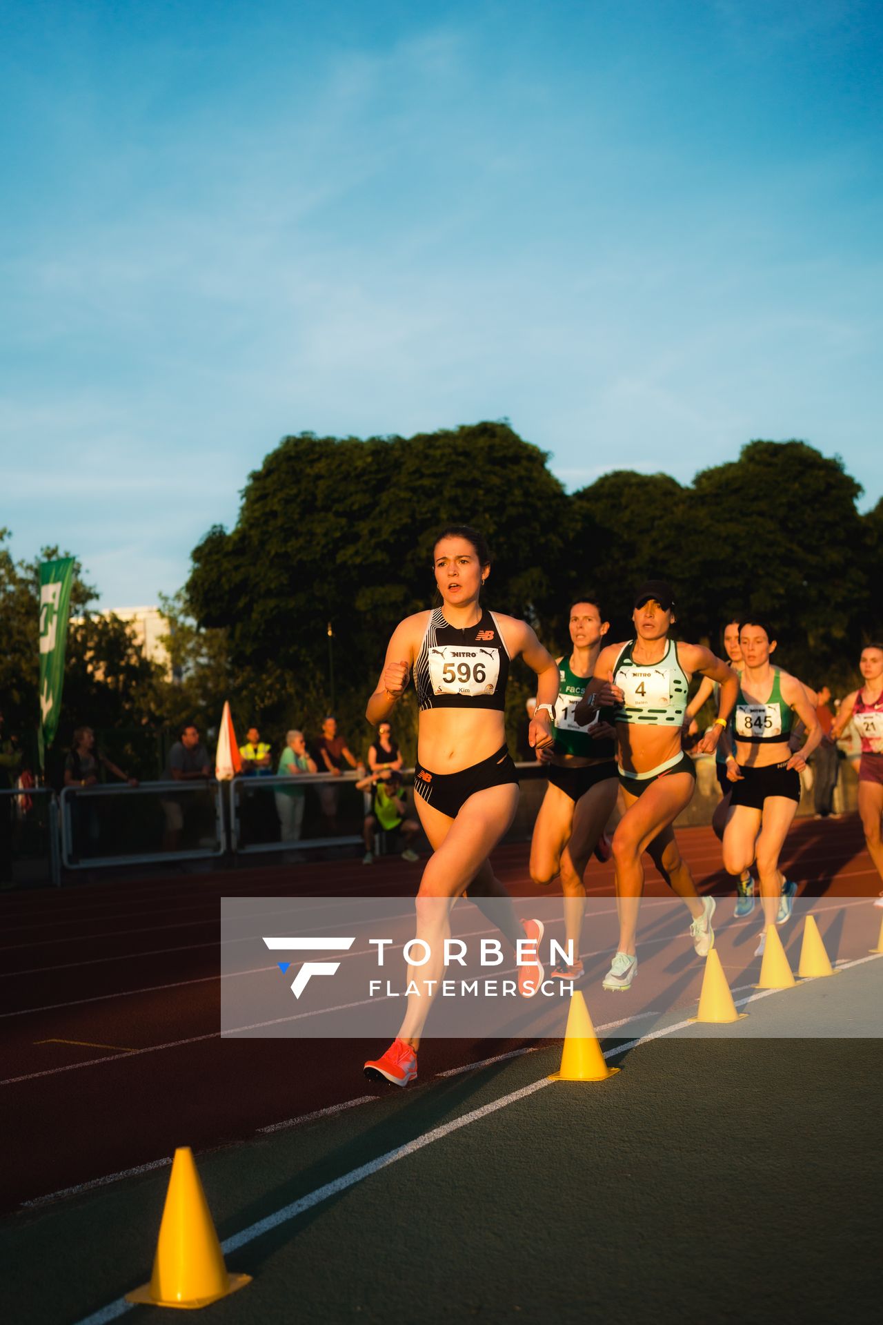 Kim Bödi (GER/VfL Sindelfingen), Belén Casetta (ARG/Argentinien) am 11.05.2024 während der 8. PUMA NITRO Lange Laufnacht im Carl-Kaufmann-Stadion in Karlsruhe