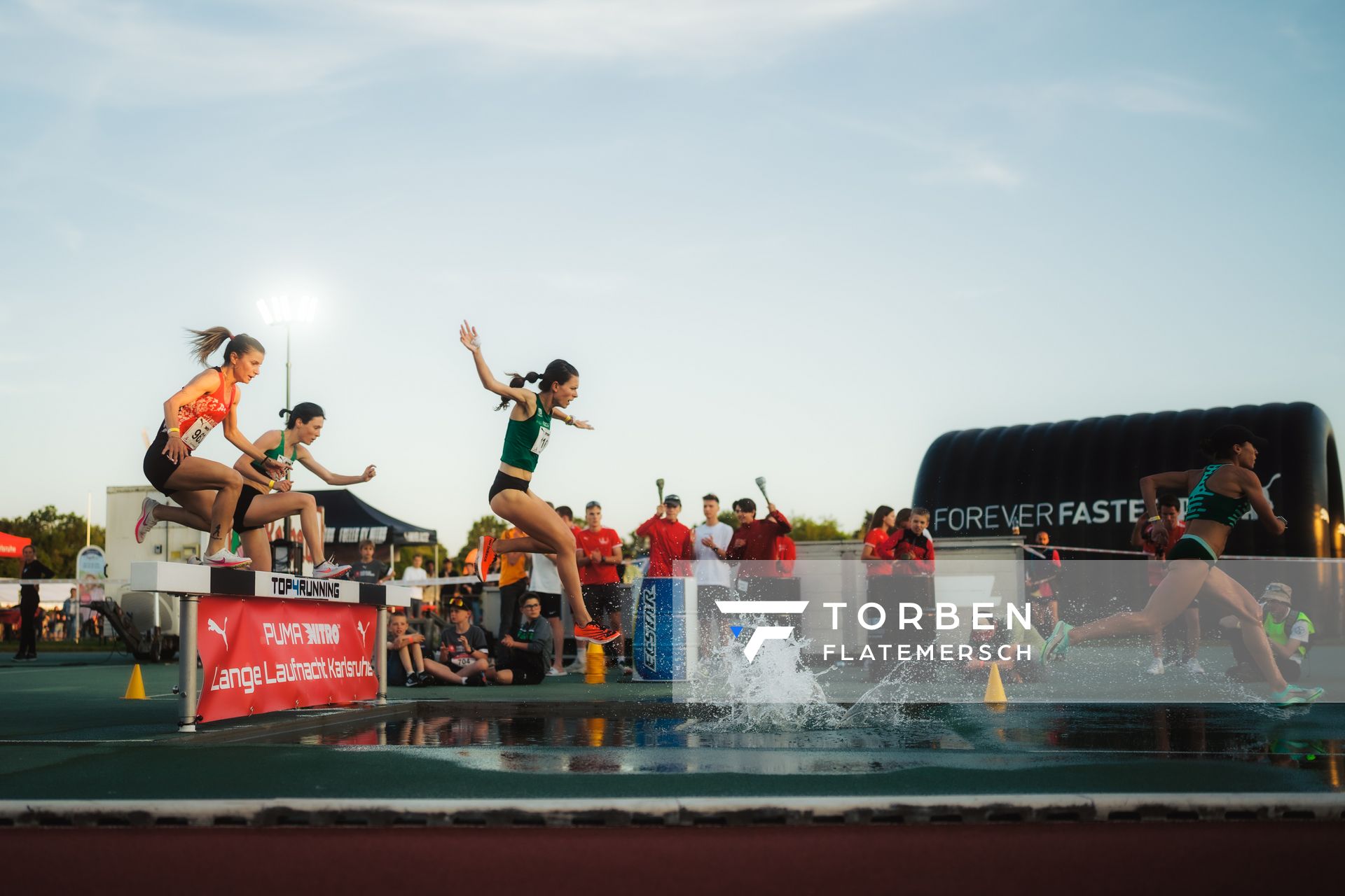Sümeyye Erol (TUR/Türkei), Blanca Fernández (ESP/Playas de Castellon) am 11.05.2024 während der 8. PUMA NITRO Lange Laufnacht im Carl-Kaufmann-Stadion in Karlsruhe