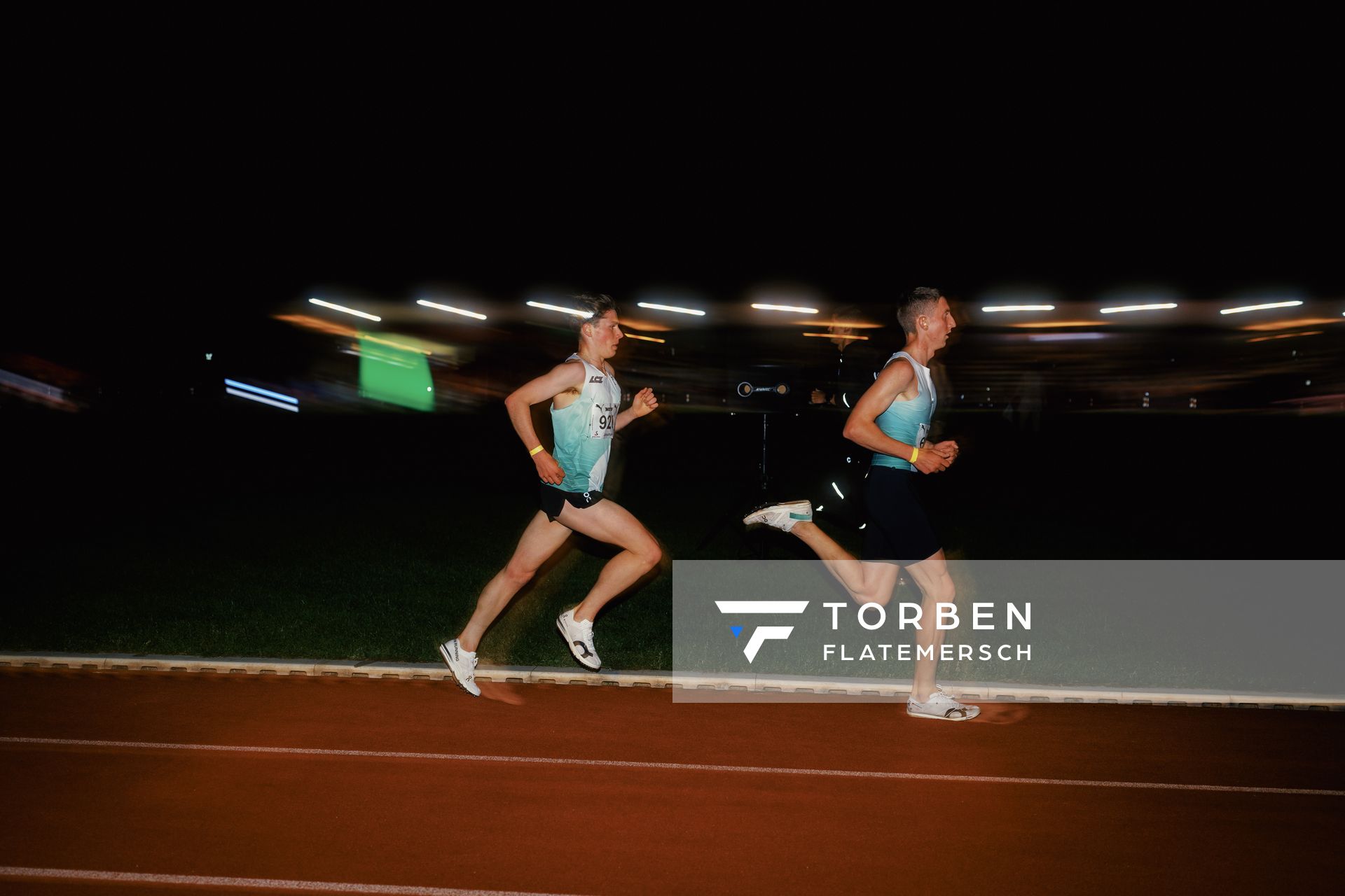 Benjamin Dern (GER/Silvesterlauf Trier), Jonathan Hofer (SUI/LC Zürich) am 11.05.2024 während der 8. PUMA NITRO Lange Laufnacht im Carl-Kaufmann-Stadion in Karlsruhe