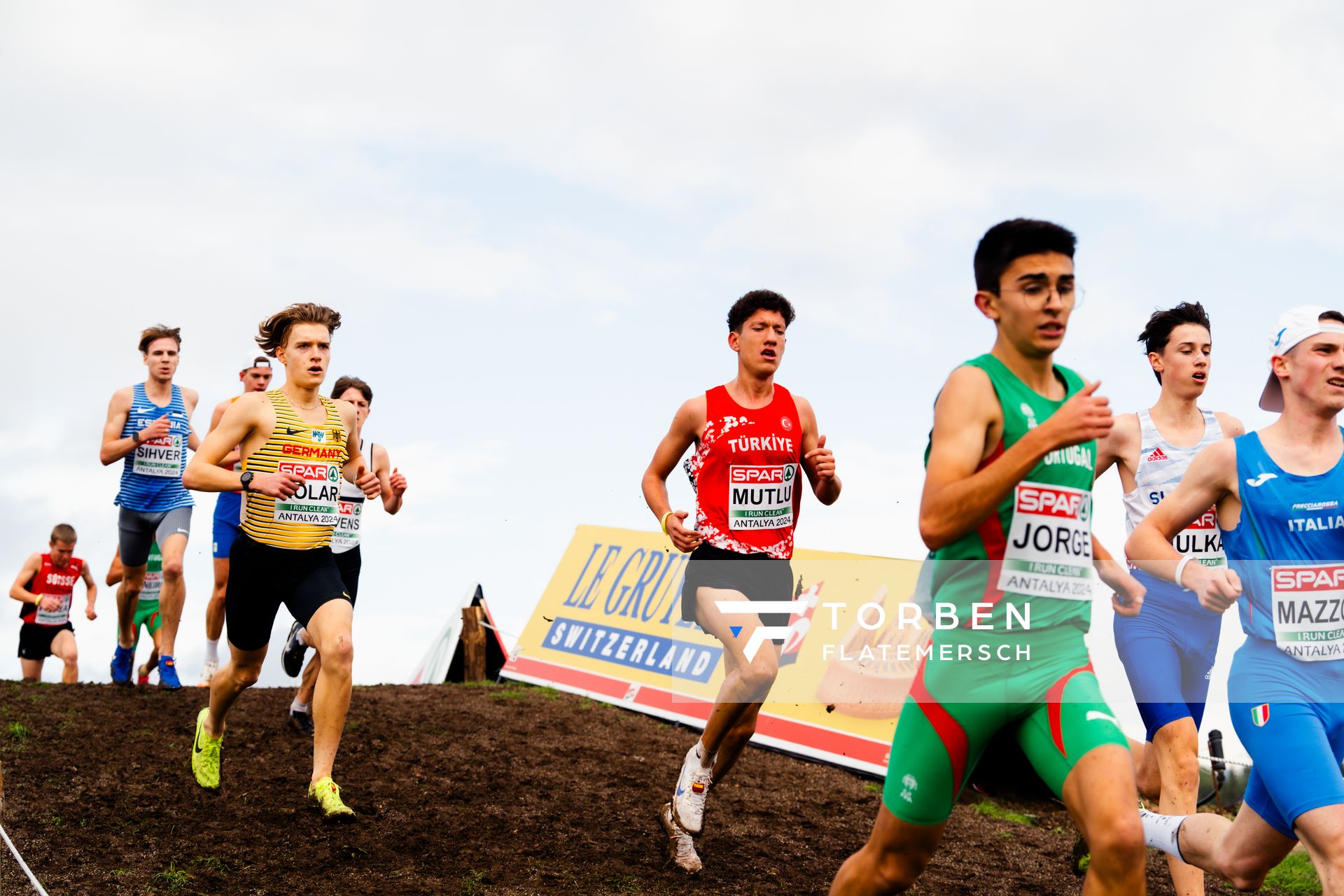 Elias Kolar (Germany), Furkan Mutlu (Turkey), Tiago Jorge (Portugal), Leonardo Mazzoni (Italy) am 08.12.2024 bei den Crosslauf-Europameisterschaften in Antalya