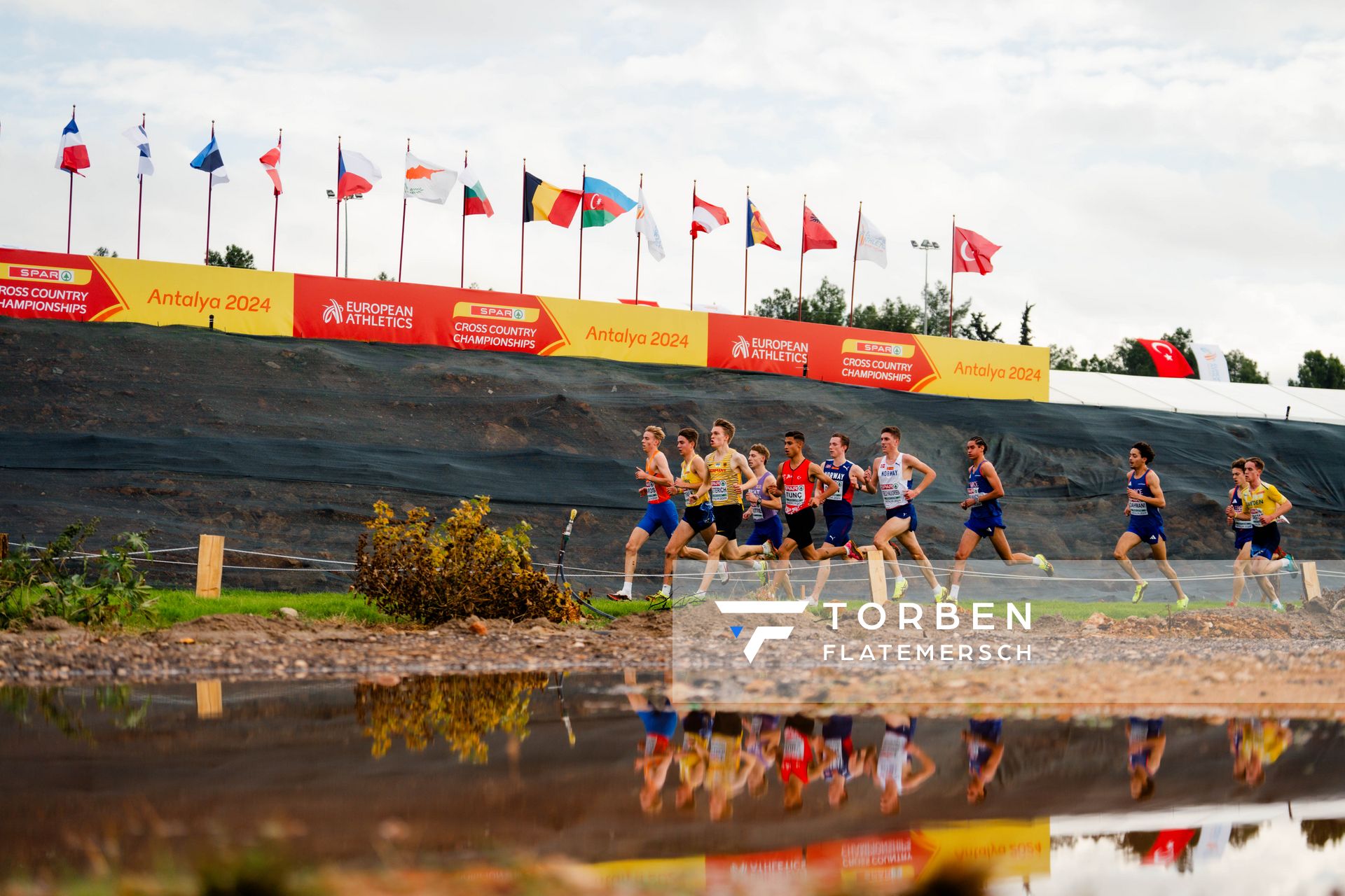 Jakob Dieterich (Germany), Niels Laros (Netherlands), Ali Tunç (Turkey) am 08.12.2024 bei den Crosslauf-Europameisterschaften in Antalya