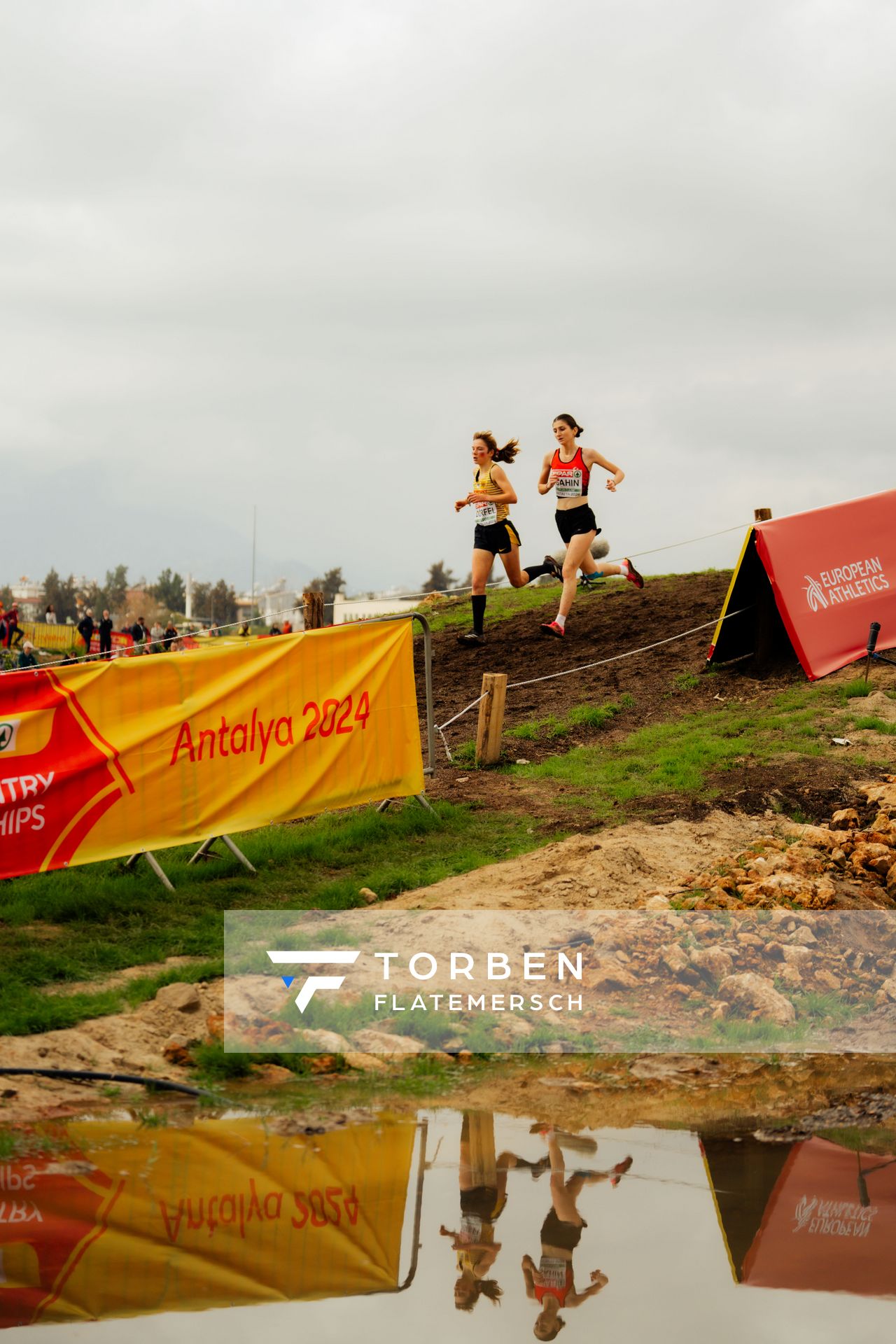 Blanka Dörfel (Germany), Pelinsu Şahin (Turkey) am 08.12.2024 bei den Crosslauf-Europameisterschaften in Antalya