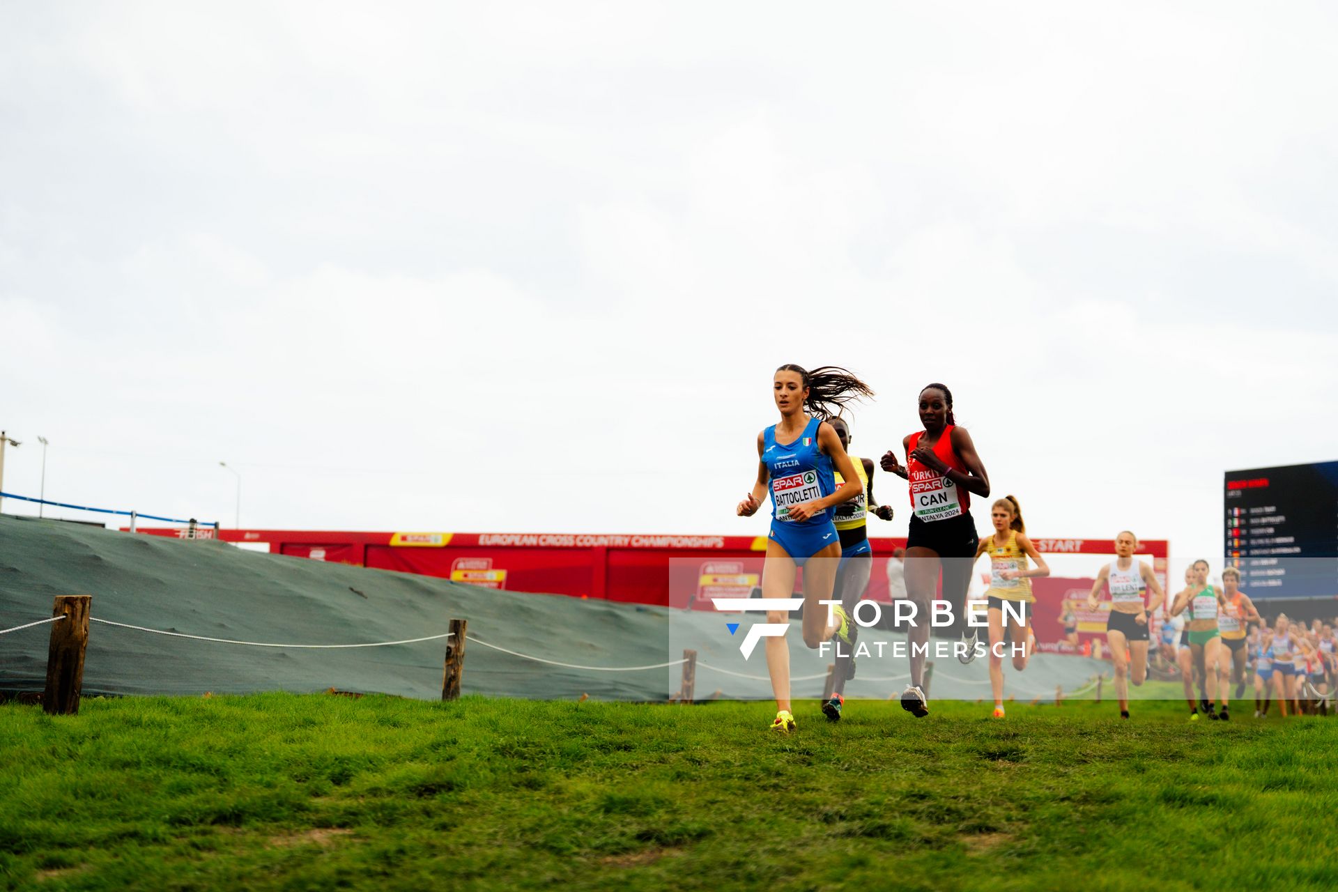 Nadia Battoletti (Italy), Yasemin Can (Turkey) am 08.12.2024 bei den Crosslauf-Europameisterschaften in Antalya