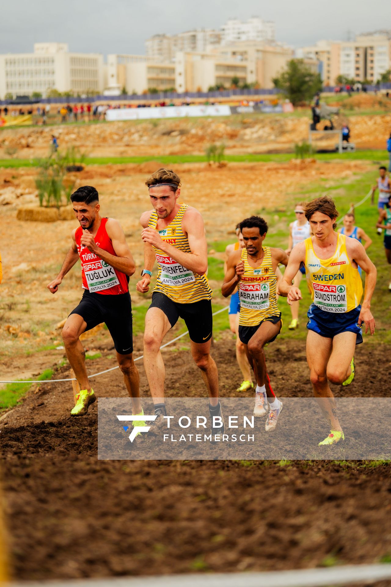 Abdullah Tugluk (Turkey), Davor Aaron Bienenfeld (Germany), Filimon Abraham (Germany), Simon Sundström (Sweden) am 08.12.2024 bei den Crosslauf-Europameisterschaften in Antalya
