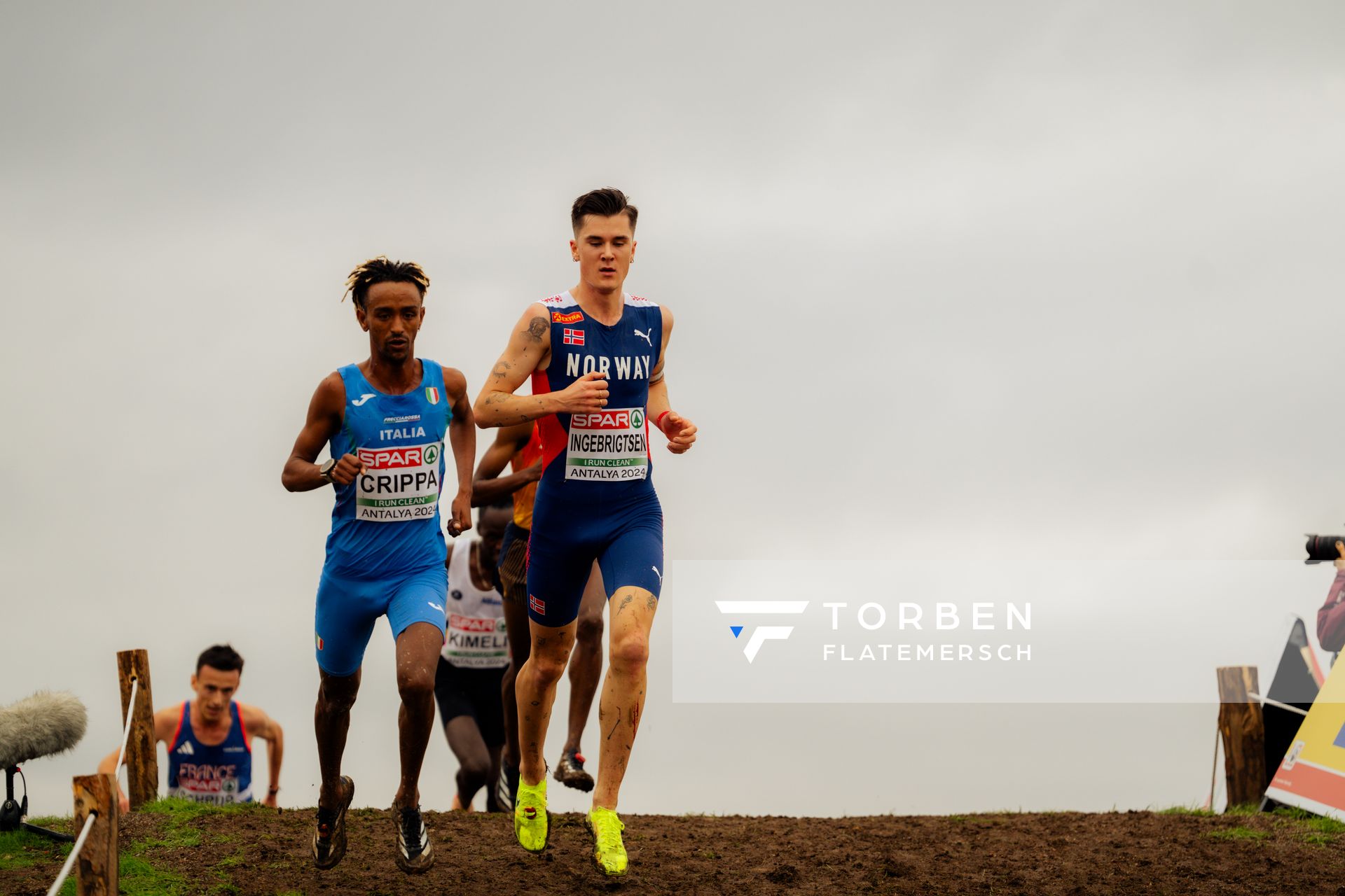 Yemaneberhan Crippa (Italy), Jakob Ingebrigtsen (Norway) am 08.12.2024 bei den Crosslauf-Europameisterschaften in Antalya