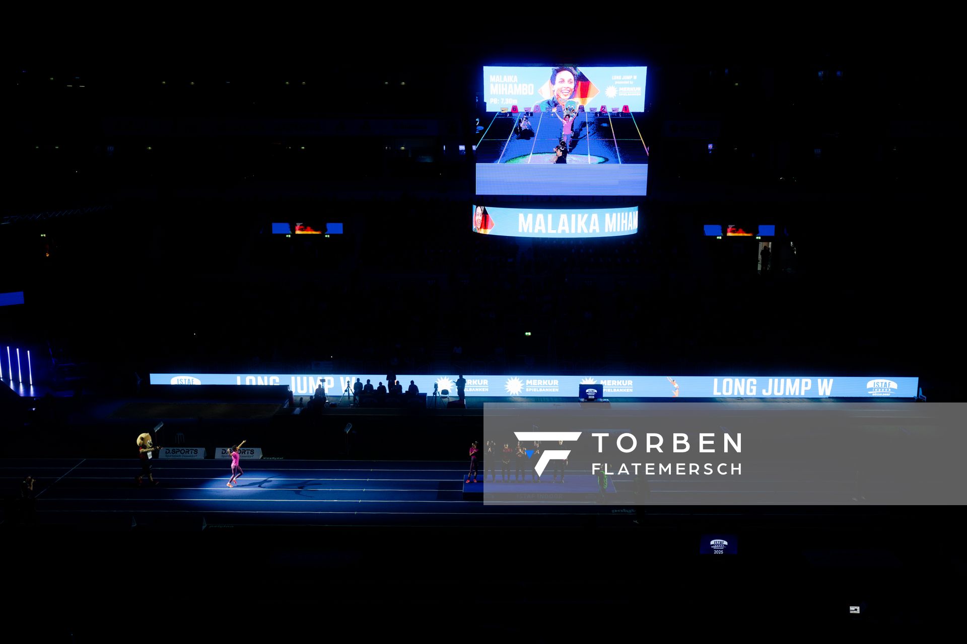 Malaika Mihambo (Deutschland) läuft in den PSD Bank Dome ein beim ISTAF Indoor Düsseldorf am 09.02.2025 in Düsseldorf