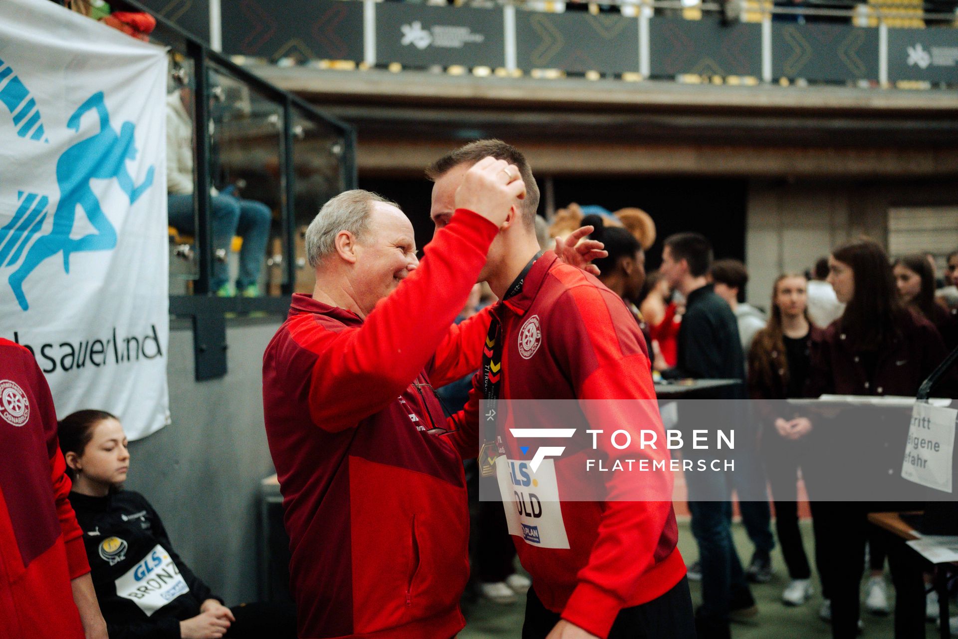 Florian Kroll (LG Osnabrück) und Trainer Anton Siemer (LG Osnabrück)bei den deutschenHallenmeisterschaften am 23.02.2025 in der Helmut-Körnig-Halle in Dortmund
