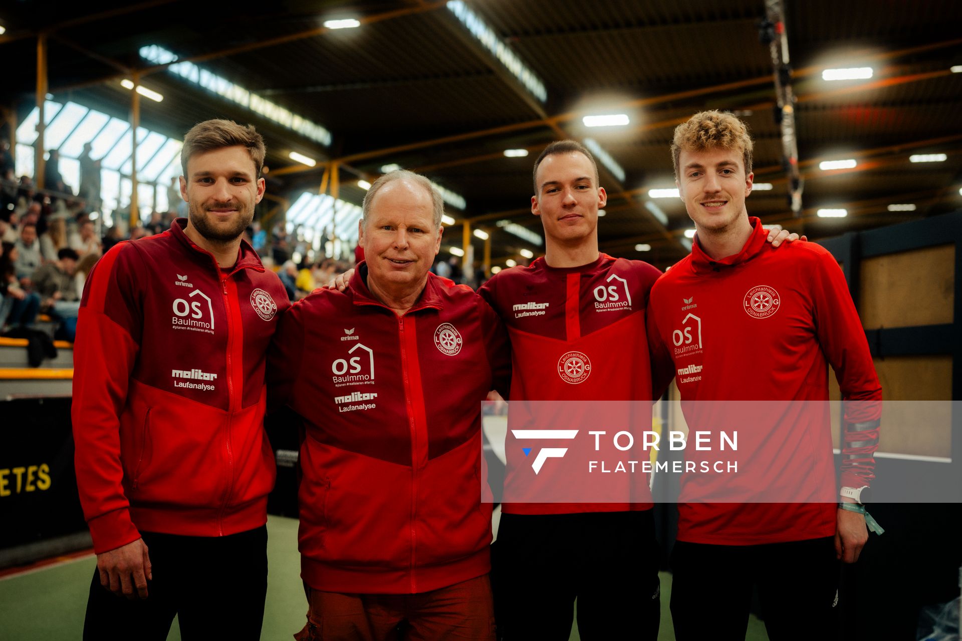 Fabian Dammermann (LG Osnabrück), Florian Kroll (LG Osnabrück), Trainer Anton Siemer (LG Osnabrück) und Andre Rohling (LG Osnabrück) bei den deutschen Hallenmeisterschaften am 23.02.2025 in der Helmut-Körnig-Halle in Dortmund