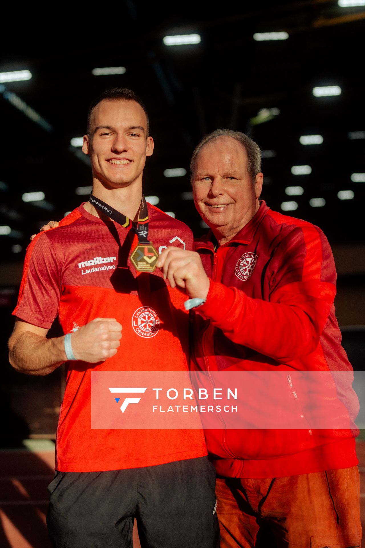 Florian Kroll (LG Osnabrück) und Trainer Anton Siemer (LG Osnabrück) bei den deutschen Hallenmeisterschaften am 23.02.2025 in der Helmut-Körnig-Halle in Dortmund
