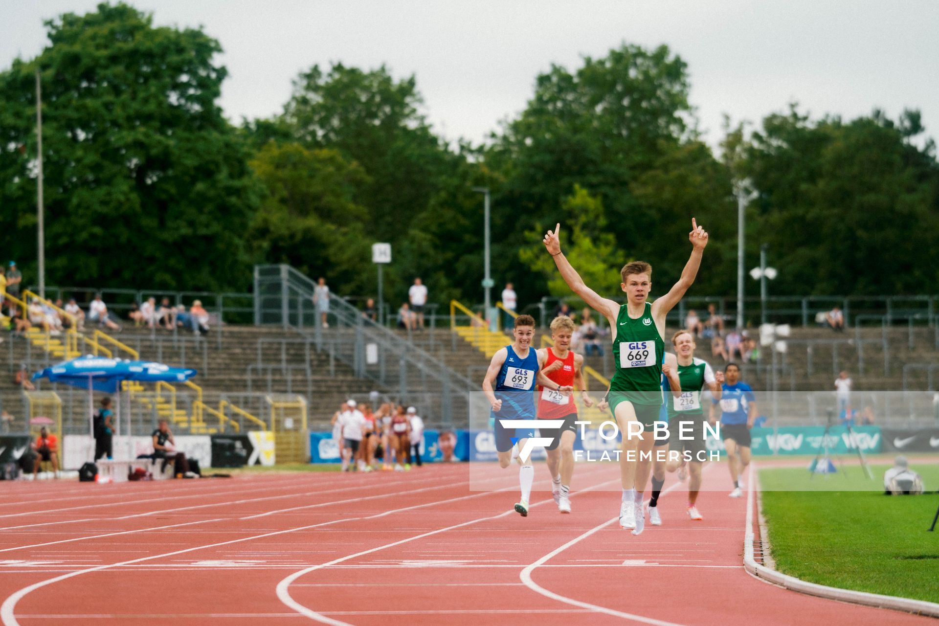 Jaron Diehr (VfL Wolfsburg) vor Jonas Stümpfig (SSF Bonn) waehrend der U16-/U23-DM am 06.07.2025 im Donaustadion in Ulm
