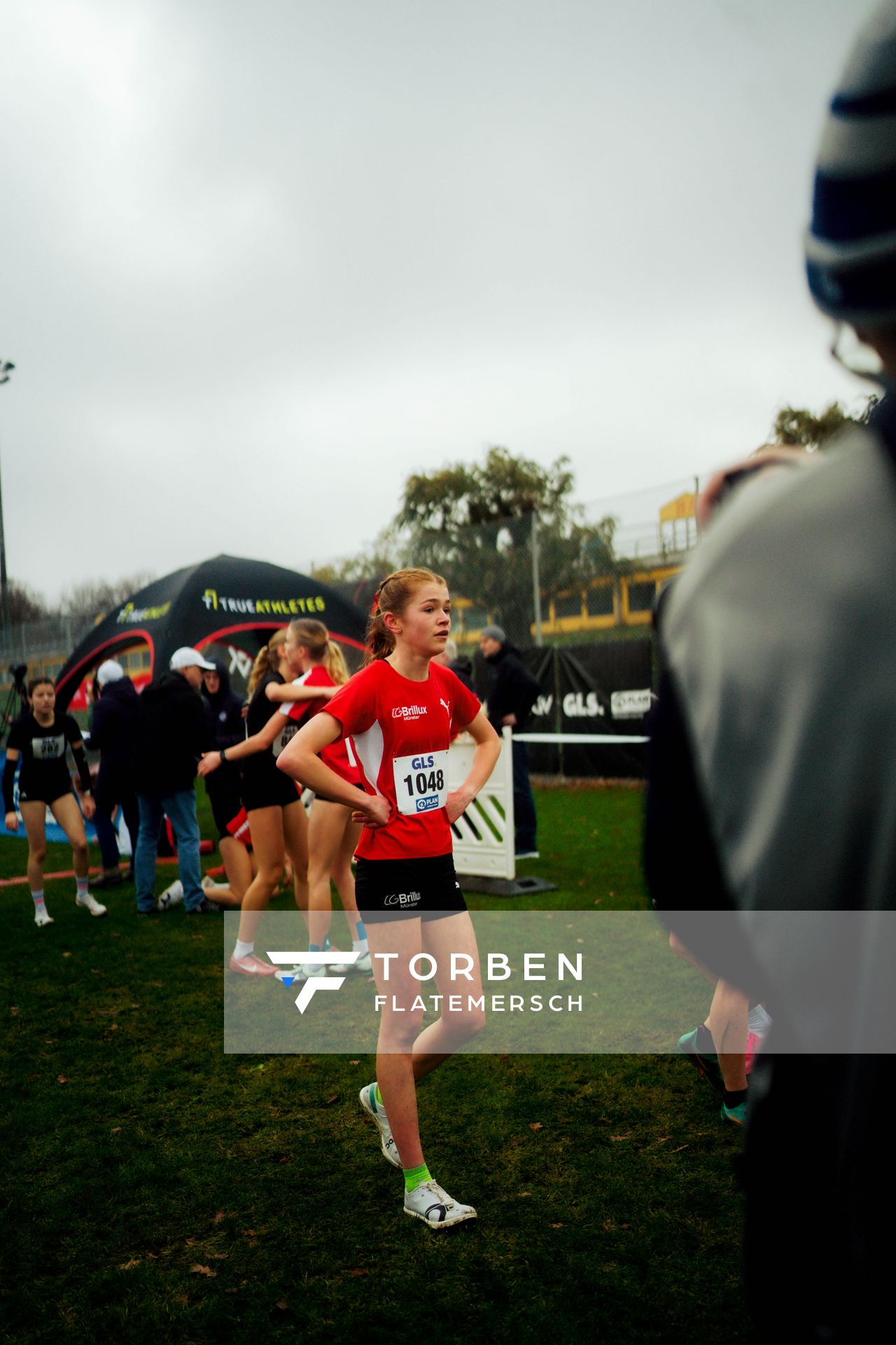Mia Bonekamp (LG Brillux Münster) im Lauf L01 - Weibliche Jugend U18 bei den Deutschen Meisterschaften im Crosslauf auf dem Sportgelände Bürgerpark Nord am 29.11.2025 in Darmstadt