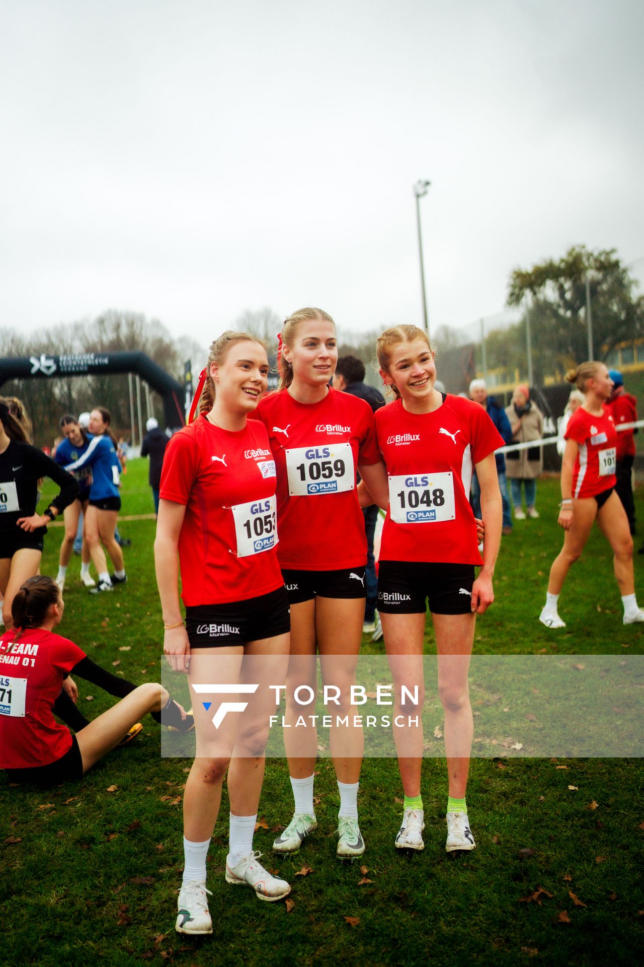 Mareen Jasper (LG Brillux Münster), Evi Lenz (LG Brillux Münster), Mia Bonekamp (LG Brillux Münster) im Lauf L01 - Weibliche Jugend U18 bei den Deutschen Meisterschaften im Crosslauf auf dem Sportgelände Bürgerpark Nord am 29.11.2025 in Darmstadt