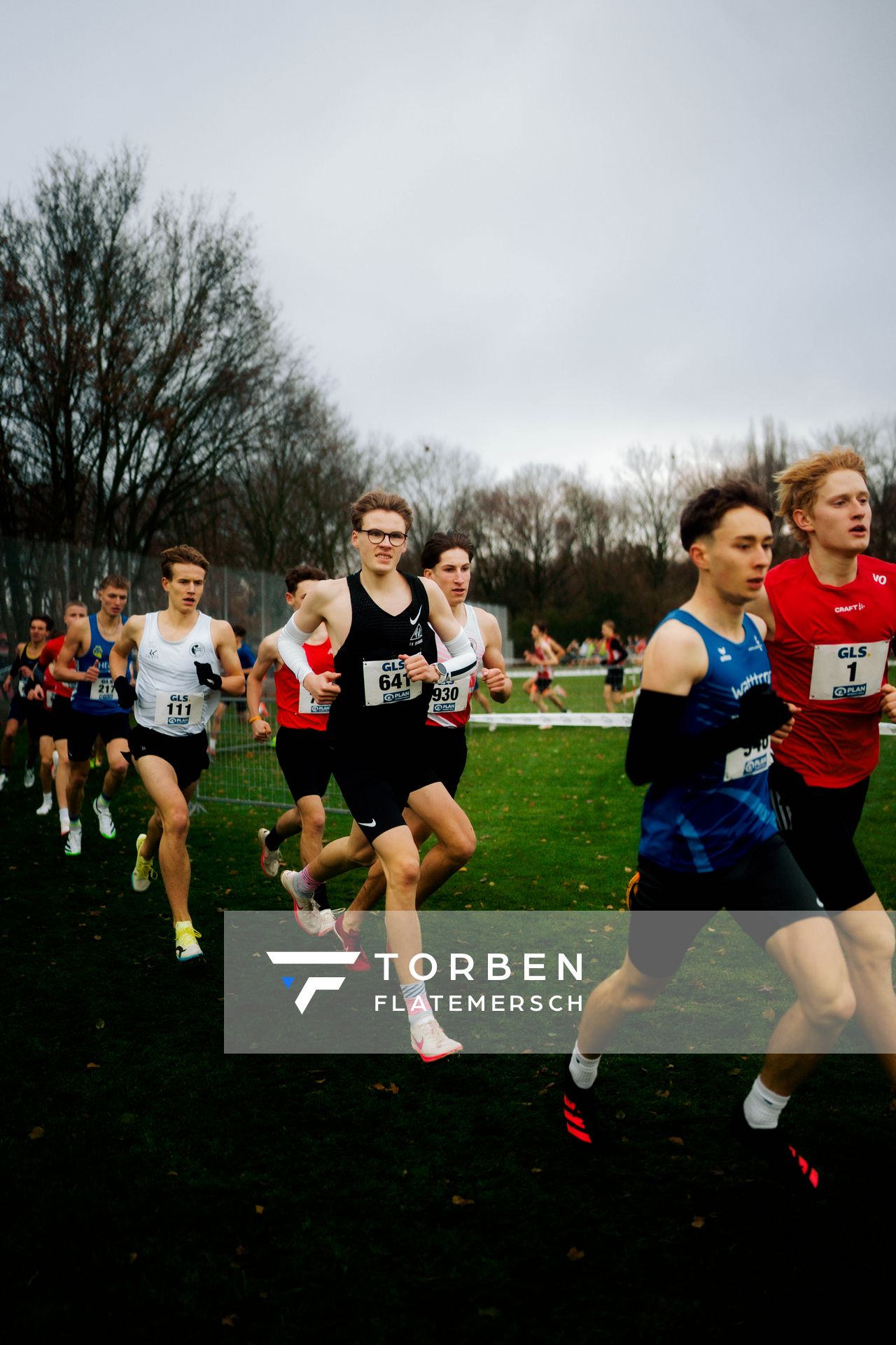 Tom Stephan (TV Lilienthal), Jannis Matheo Grunwald (Berliner SV 1892), Valentin Oblupin (TV Bad Säckingen) im Lauf L02 - Männliche Jugend U18 bei den Deutschen Meisterschaften im Crosslauf auf dem Sportgelände Bürgerpark Nord am 29.11.2025 in Darmstadt