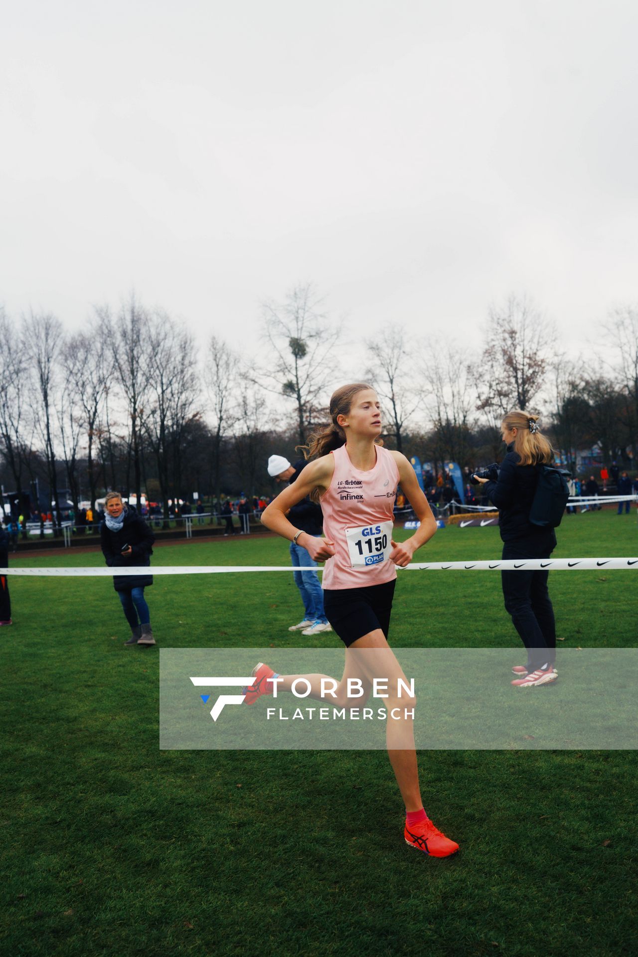 Julia Ehrle (LG farbtex Nordschwarzwald) im Lauf L03 - Weibliche Jugend U20 bei den Deutschen Meisterschaften im Crosslauf auf dem Sportgelände Bürgerpark Nord am 29.11.2025 in Darmstadt
