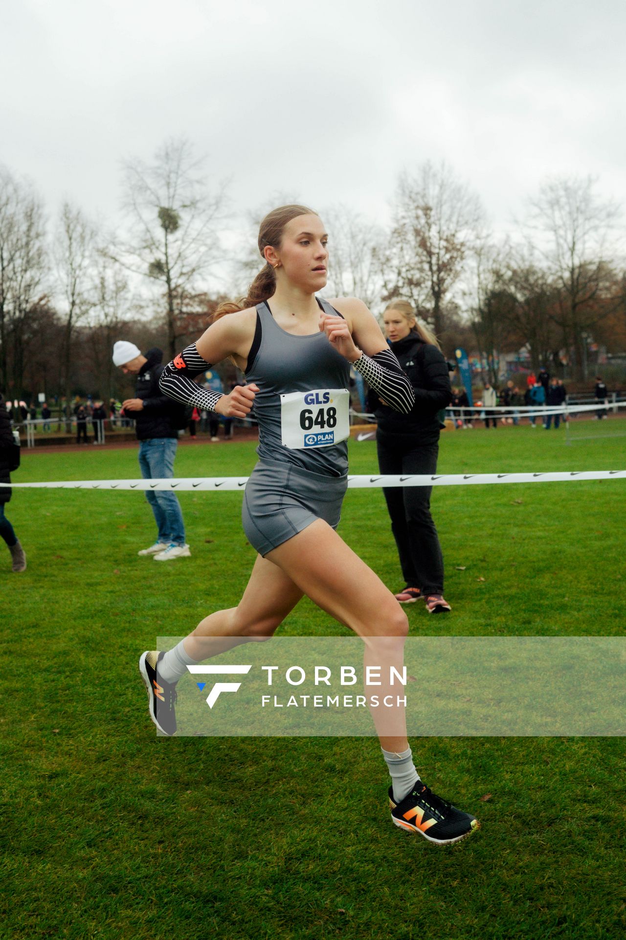 Lera Miller (VfL Löningen) im Lauf L03 - Weibliche Jugend U20 bei den Deutschen Meisterschaften im Crosslauf auf dem Sportgelände Bürgerpark Nord am 29.11.2025 in Darmstadt