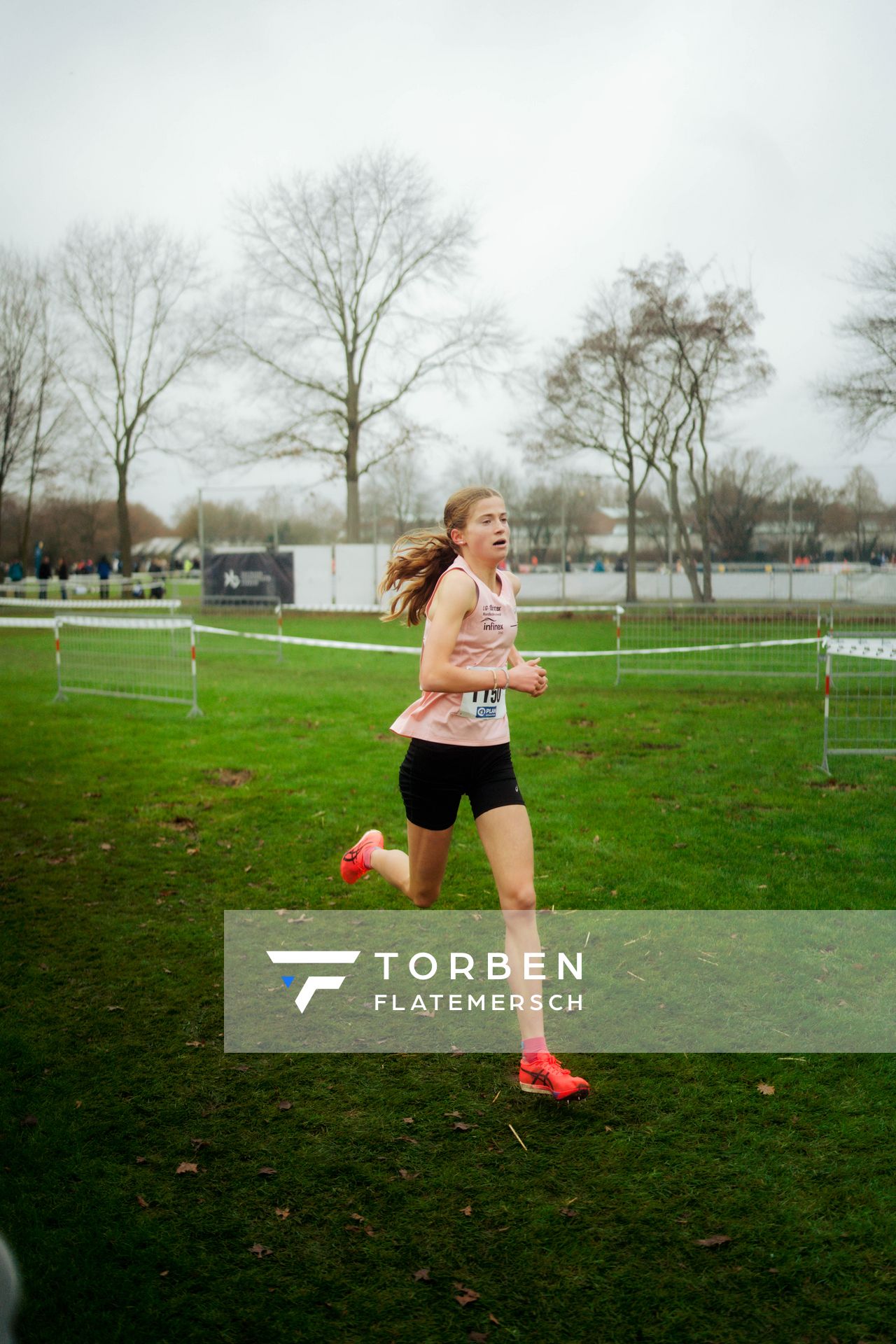 Julia Ehrle (LG farbtex Nordschwarzwald) im Lauf L03 - Weibliche Jugend U20 bei den Deutschen Meisterschaften im Crosslauf auf dem Sportgelände Bürgerpark Nord am 29.11.2025 in Darmstadt