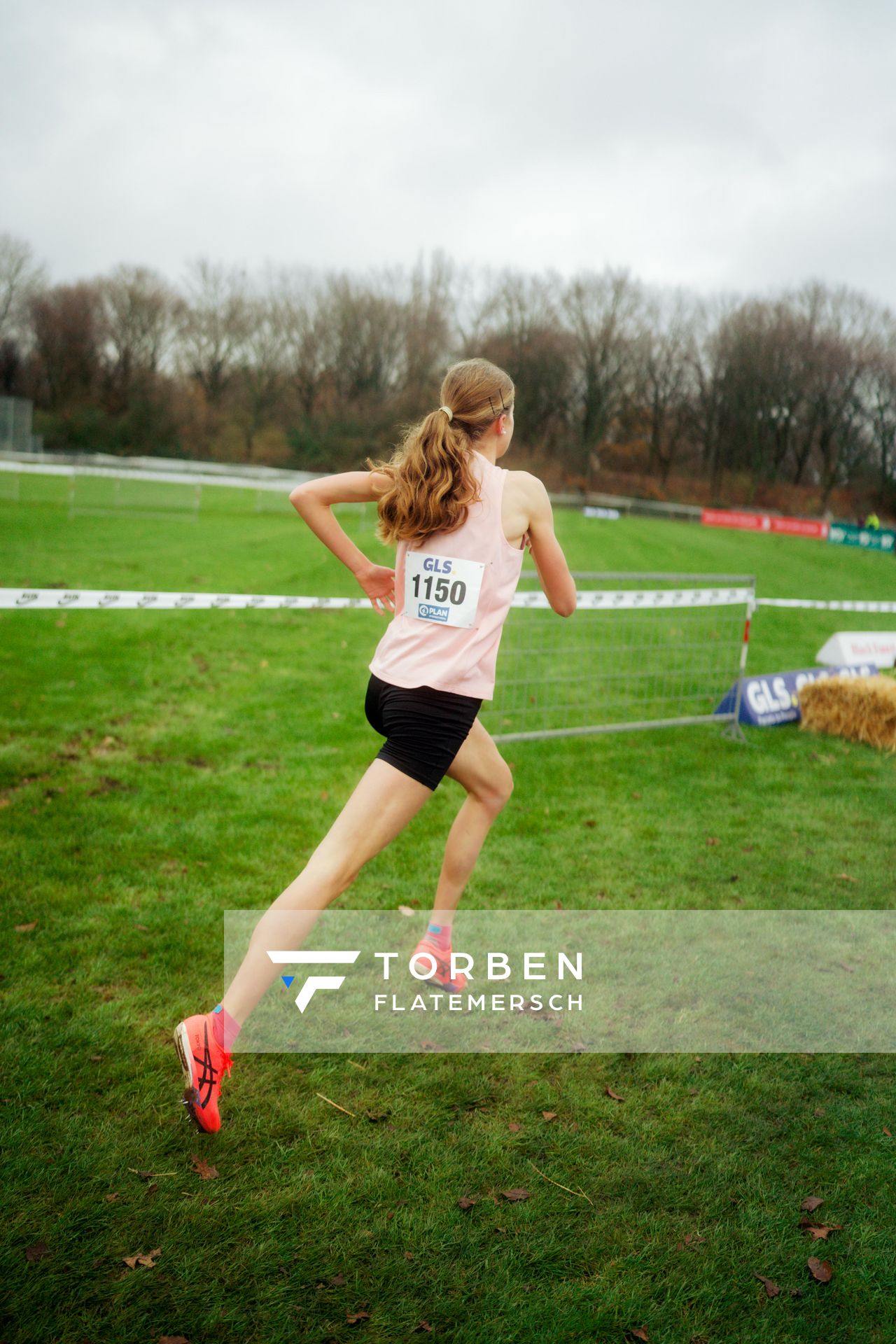 Julia Ehrle (LG farbtex Nordschwarzwald) im Lauf L03 - Weibliche Jugend U20 bei den Deutschen Meisterschaften im Crosslauf auf dem Sportgelände Bürgerpark Nord am 29.11.2025 in Darmstadt