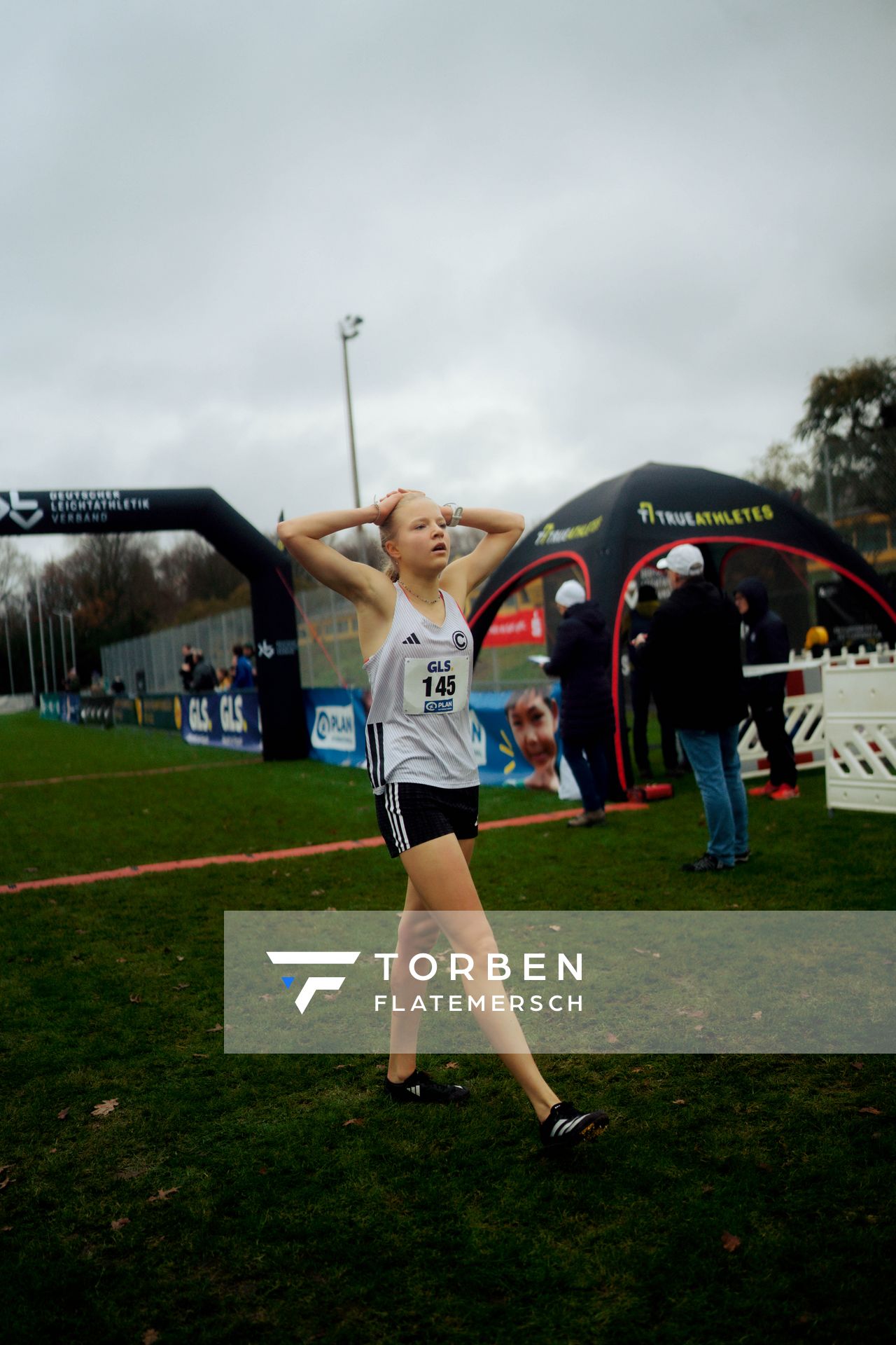 Ada Werner (SCC Berlin) im Lauf L03 - Weibliche Jugend U20 bei den Deutschen Meisterschaften im Crosslauf auf dem Sportgelände Bürgerpark Nord am 29.11.2025 in Darmstadt