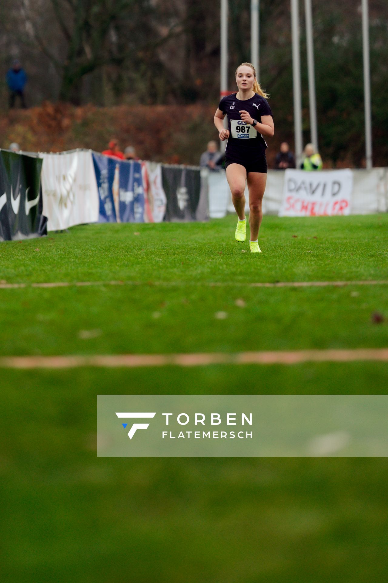 Gloria Herold (Erfurter LAC) im Lauf L03 - Weibliche Jugend U20 bei den Deutschen Meisterschaften im Crosslauf auf dem Sportgelände Bürgerpark Nord am 29.11.2025 in Darmstadt