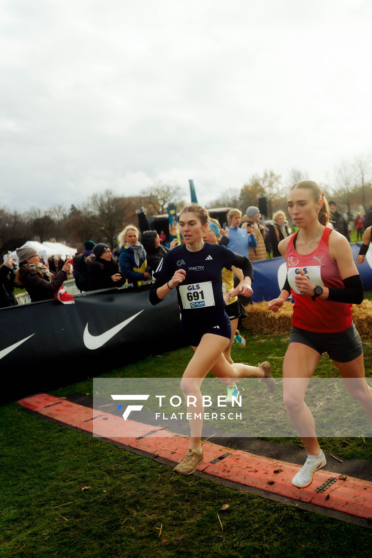 Vera Coutellier (Cologne Athletics) im Lauf L05 - Frauen Mittelstrecke bei den Deutschen Meisterschaften im Crosslauf auf dem Sportgelände Bürgerpark Nord am 29.11.2025 in Darmstadt