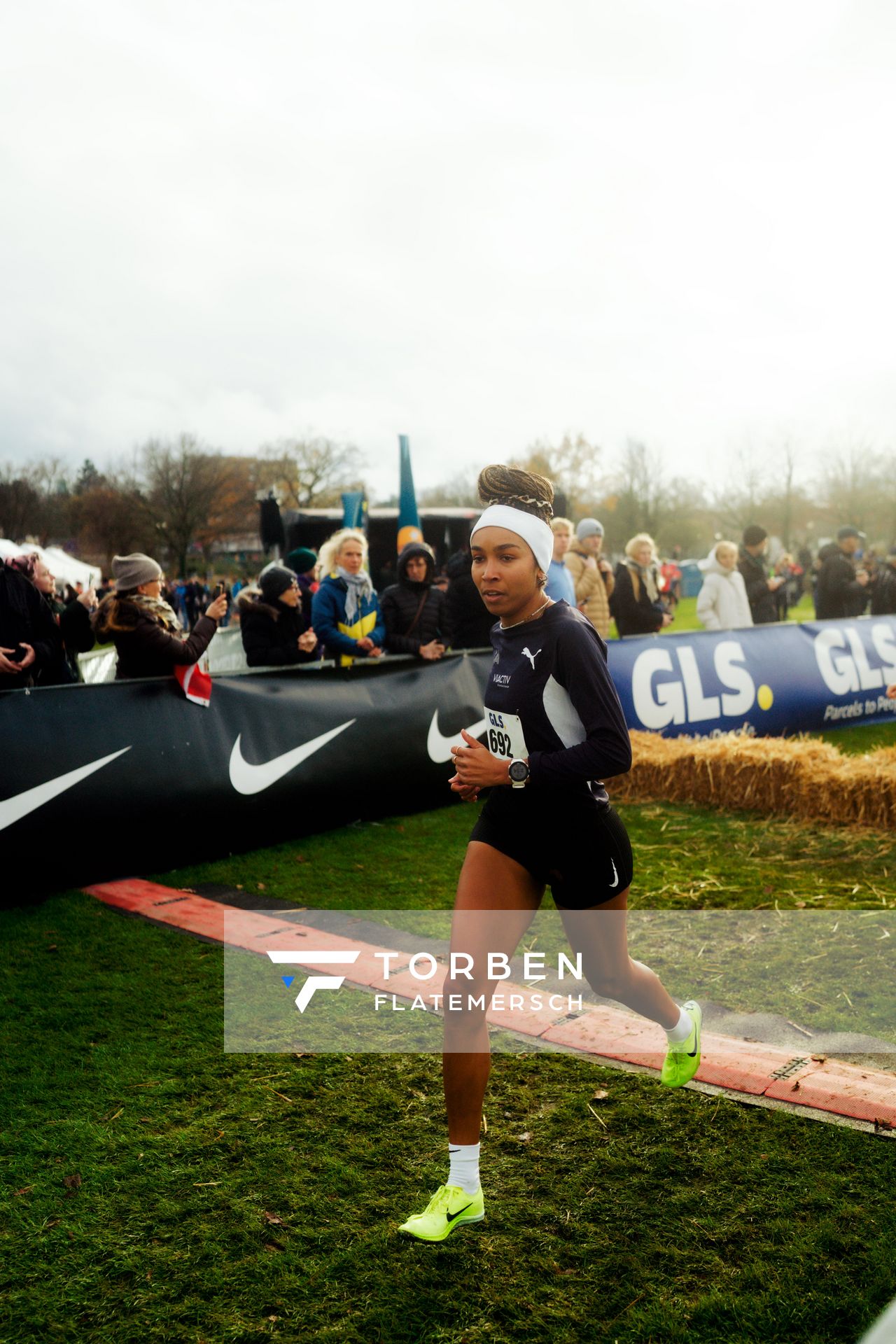 Natalie Füllgraf (Cologne Athletics) im Lauf L05 - Frauen Mittelstrecke bei den Deutschen Meisterschaften im Crosslauf auf dem Sportgelände Bürgerpark Nord am 29.11.2025 in Darmstadt
