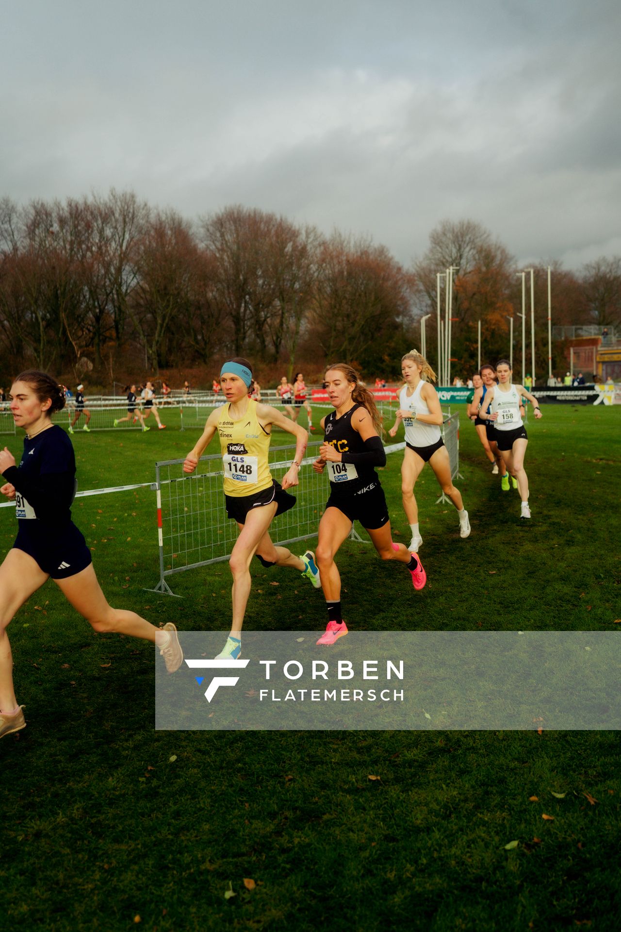 Elena Burkard (LG farbtex Nordschwarzwald), Wendall Lorenzen (Berlin Track Club) im Lauf L06 - Männer Mittelstrecke bei den Deutschen Meisterschaften im Crosslauf auf dem Sportgelände Bürgerpark Nord am 29.11.2025 in Darmstadt