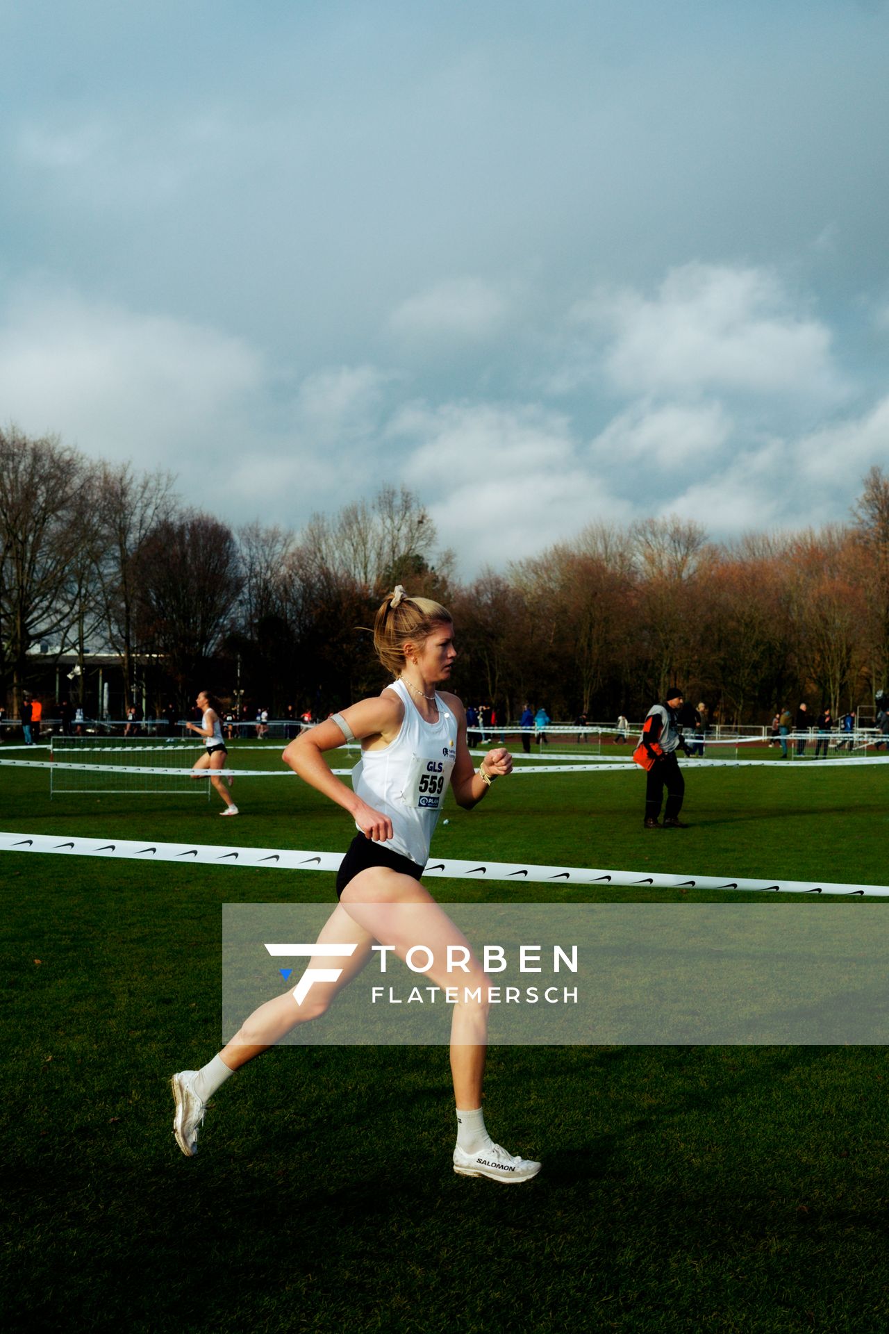 Tabea Themann (Hamburg Running) im Lauf L05 - Frauen Mittelstrecke bei den Deutschen Meisterschaften im Crosslauf auf dem Sportgelände Bürgerpark Nord am 29.11.2025 in Darmstadt