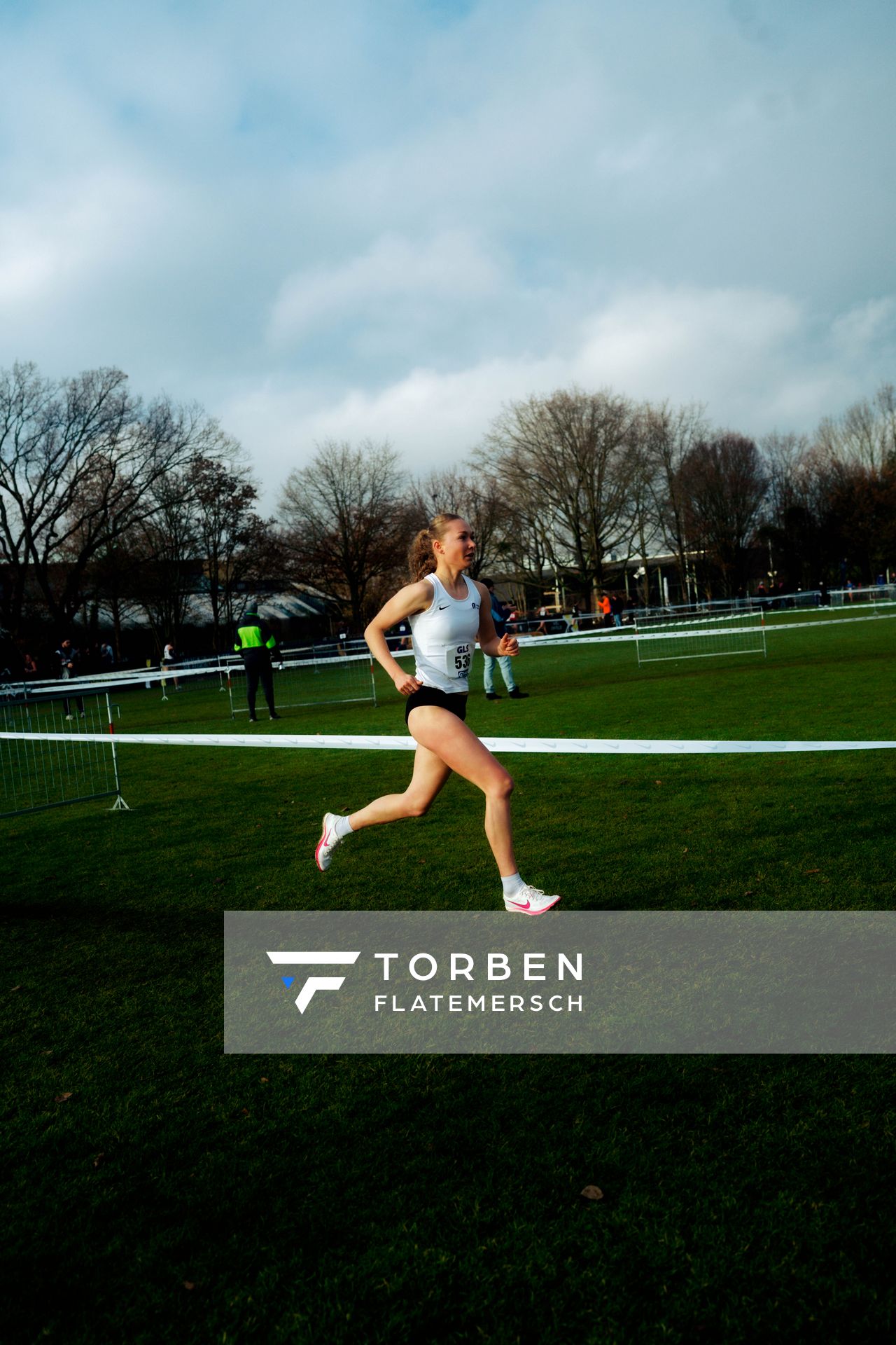 Lea Brückner (Hamburg Running) im Lauf L05 - Frauen Mittelstrecke bei den Deutschen Meisterschaften im Crosslauf auf dem Sportgelände Bürgerpark Nord am 29.11.2025 in Darmstadt
