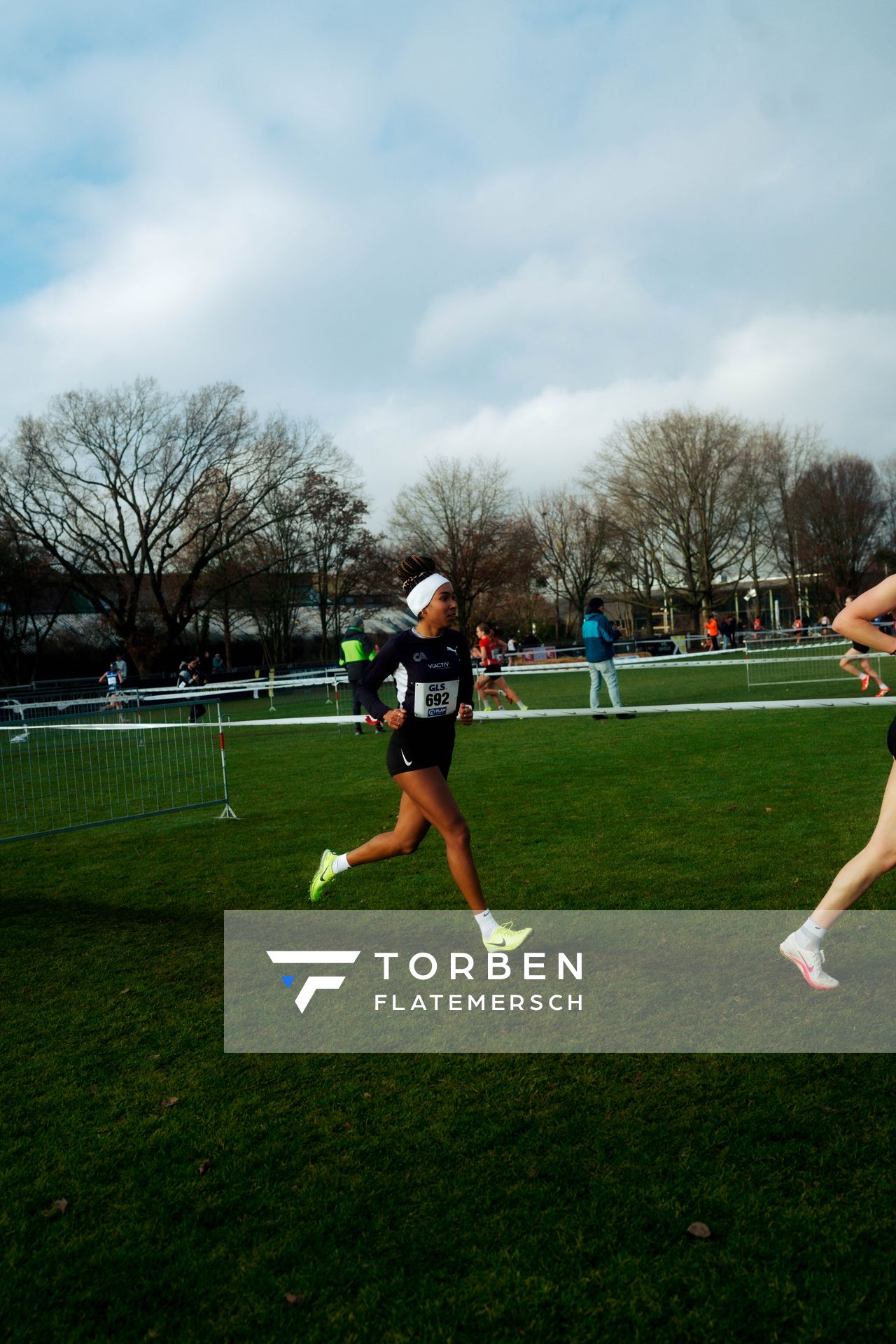Natalie Füllgraf (Cologne Athletics) im Lauf L05 - Frauen Mittelstrecke bei den Deutschen Meisterschaften im Crosslauf auf dem Sportgelände Bürgerpark Nord am 29.11.2025 in Darmstadt