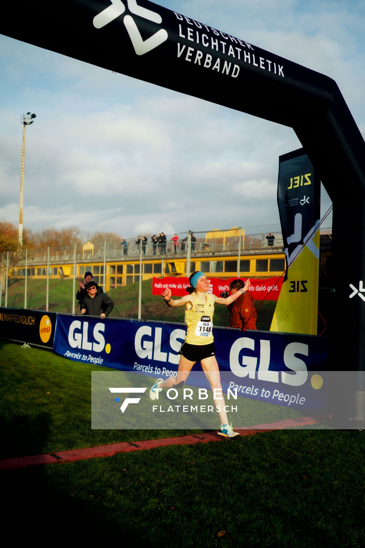 Elena Burkard (LG farbtex Nordschwarzwald) im Lauf L05 - Frauen Mittelstrecke bei den Deutschen Meisterschaften im Crosslauf auf dem Sportgelände Bürgerpark Nord am 29.11.2025 in Darmstadt