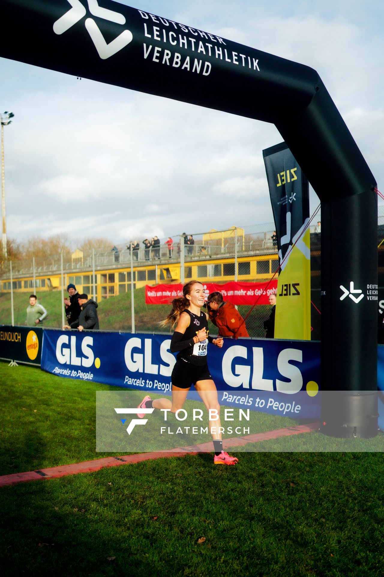 Wendall Lorenzen (Berlin Track Club) im Lauf L06 - Männer Mittelstrecke bei den Deutschen Meisterschaften im Crosslauf auf dem Sportgelände Bürgerpark Nord am 29.11.2025 in Darmstadt
