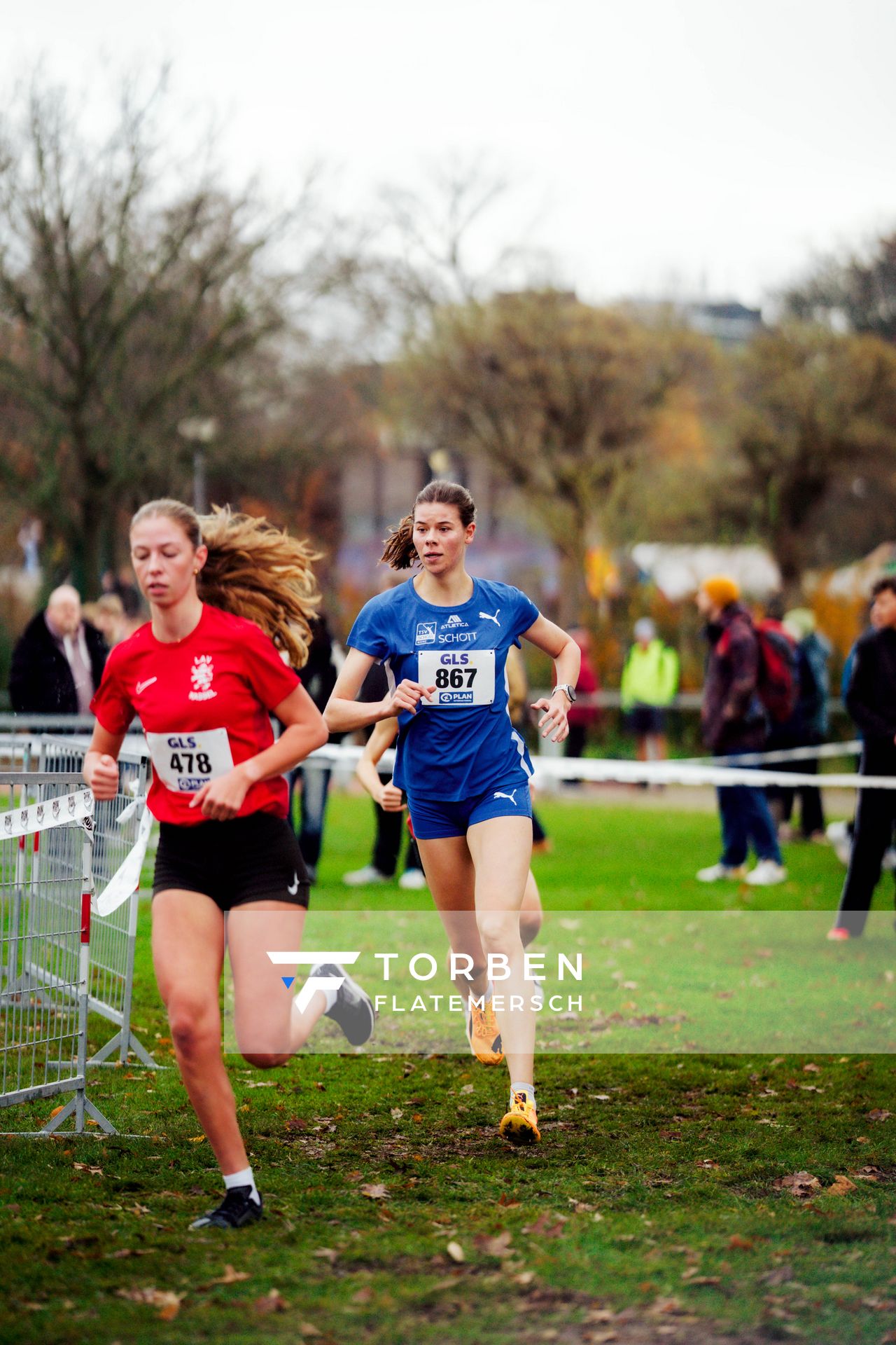 Katharina Schinke (TSV SCHOTT Mainz) im Lauf L03 - Weibliche Jugend U20 bei den Deutschen Meisterschaften im Crosslauf auf dem Sportgelände Bürgerpark Nord am 29.11.2025 in Darmstadt