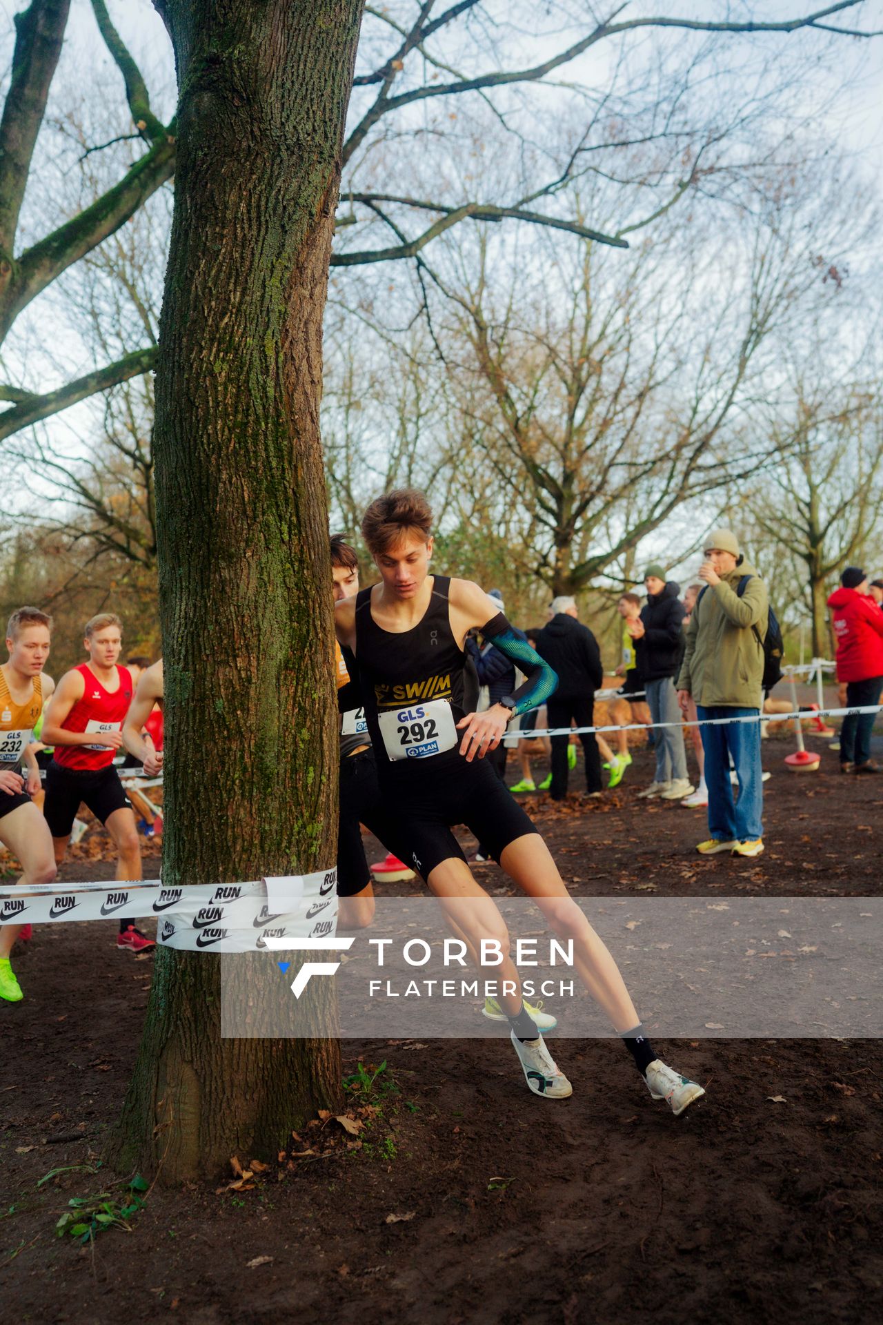Tobias Tent (LG Stadtwerke München) im Lauf L06 - Männer Mittelstreckebei den Deutschen Meisterschaften im Crosslauf auf dem Sportgelände Bürgerpark Nord am 29.11.2025 in Darmstadt