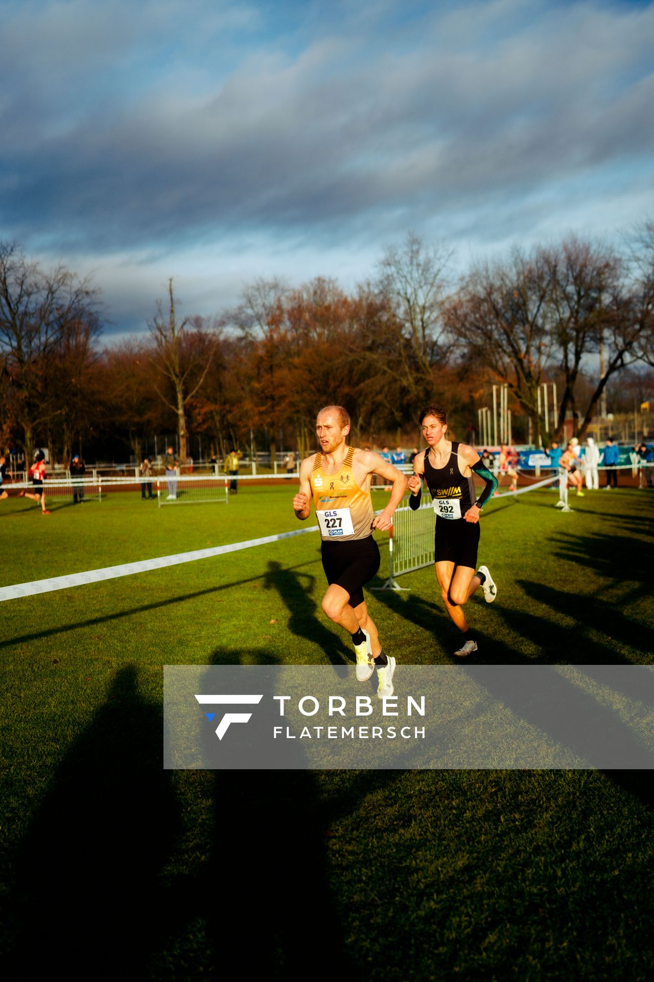 Florian Bremm (LSC Höchstadt/Aisch), Tobias Tent (LG Stadtwerke München) im Lauf L06 - Männer Mittelstrecke bei den Deutschen Meisterschaften im Crosslauf auf dem Sportgelände Bürgerpark Nord am 29.11.2025 in Darmstadt