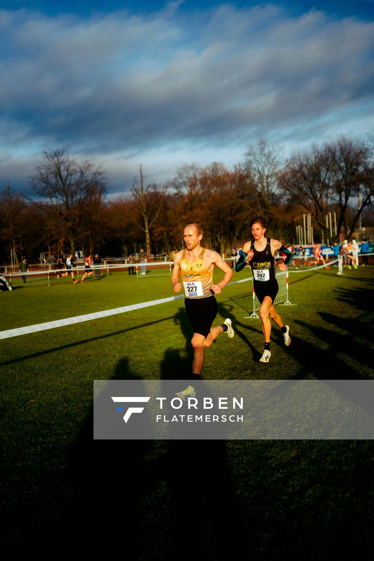 Florian Bremm (LSC Höchstadt/Aisch), Tobias Tent (LG Stadtwerke München) im Lauf L06 - Männer Mittelstrecke bei den Deutschen Meisterschaften im Crosslauf auf dem Sportgelände Bürgerpark Nord am 29.11.2025 in Darmstadt