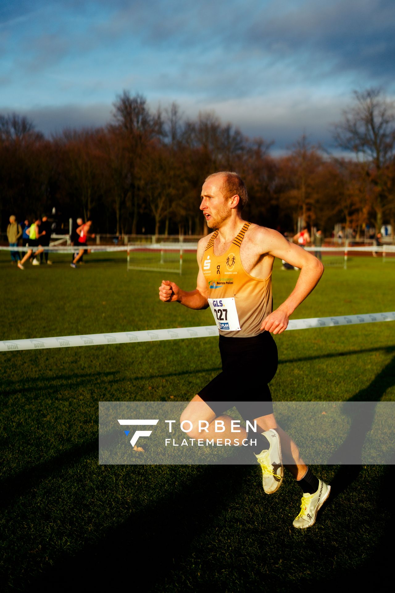 Florian Bremm (LSC Höchstadt/Aisch) im Lauf L06 - Männer Mittelstrecke bei den Deutschen Meisterschaften im Crosslauf auf dem Sportgelände Bürgerpark Nord am 29.11.2025 in Darmstadt