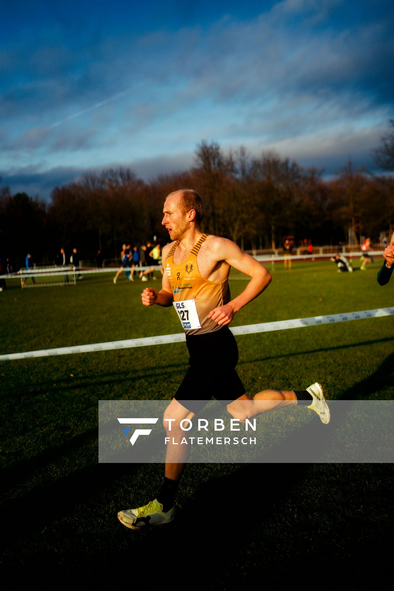 Florian Bremm (LSC Höchstadt/Aisch) im Lauf L06 - Männer Mittelstrecke bei den Deutschen Meisterschaften im Crosslauf auf dem Sportgelände Bürgerpark Nord am 29.11.2025 in Darmstadt