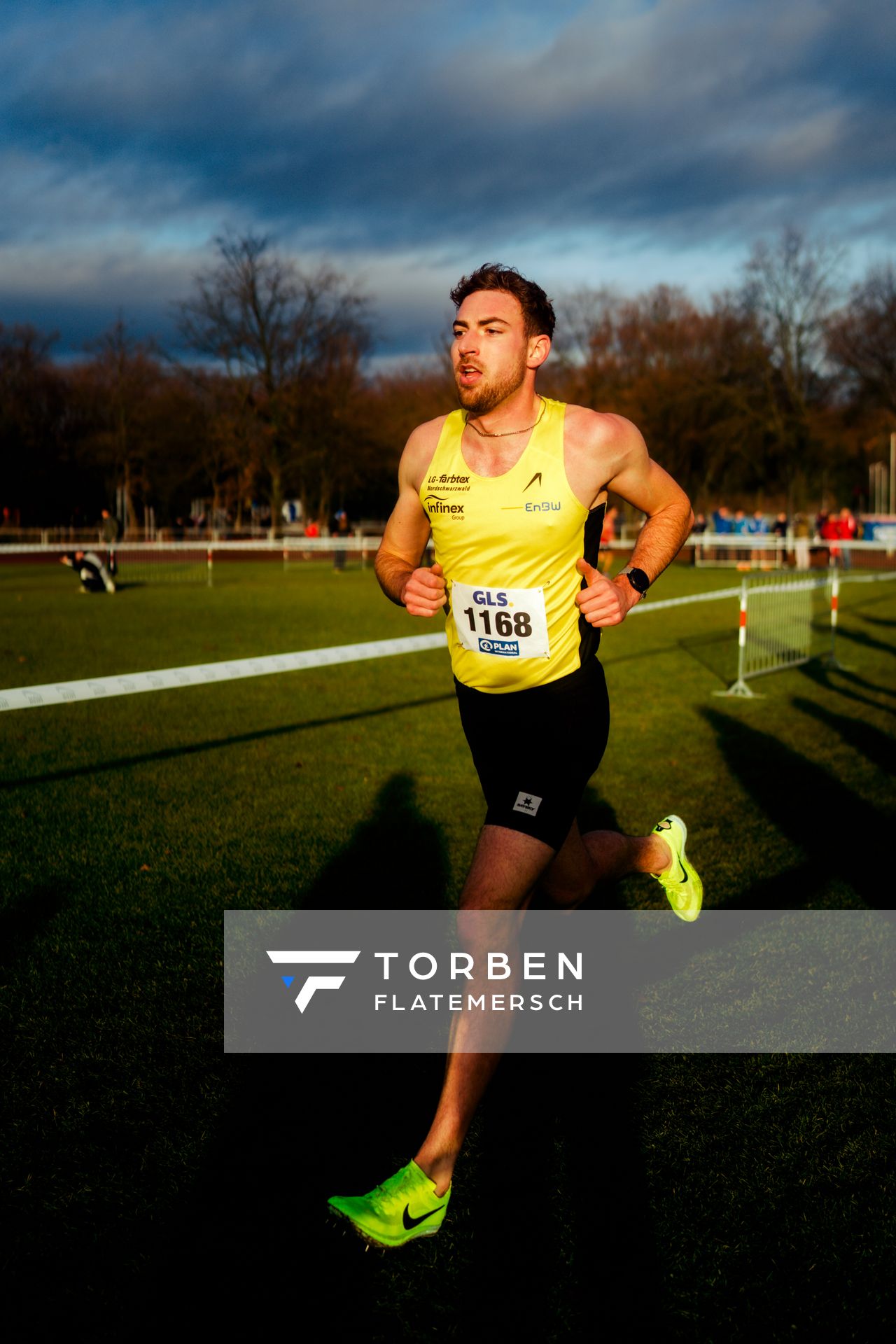 Jens Mergenthaler (LG farbtex Nordschwarzwald) im Lauf L06 - Männer Mittelstrecke bei den Deutschen Meisterschaften im Crosslauf auf dem Sportgelände Bürgerpark Nord am 29.11.2025 in Darmstadt