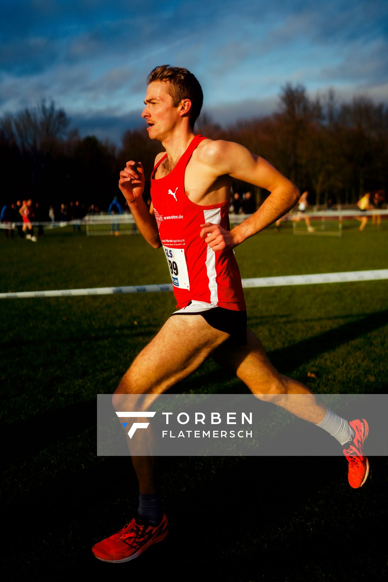Max Dieterich (LG Braunschweig) im Lauf L06 - Männer Mittelstrecke bei den Deutschen Meisterschaften im Crosslauf auf dem Sportgelände Bürgerpark Nord am 29.11.2025 in Darmstadt