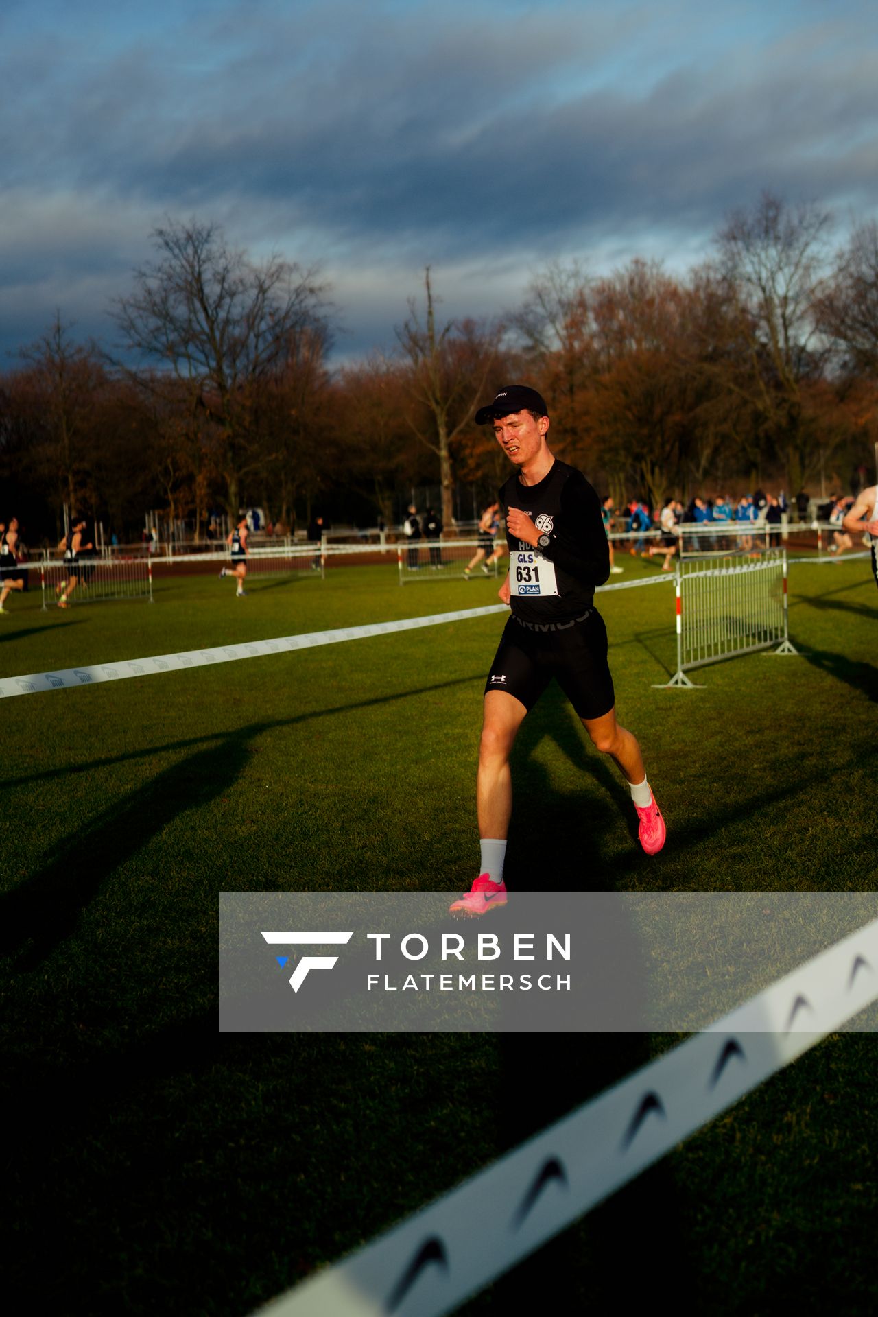Elias Geffert (Hannover 96) im Lauf L06 - Männer Mittelstrecke bei den Deutschen Meisterschaften im Crosslauf auf dem Sportgelände Bürgerpark Nord am 29.11.2025 in Darmstadt