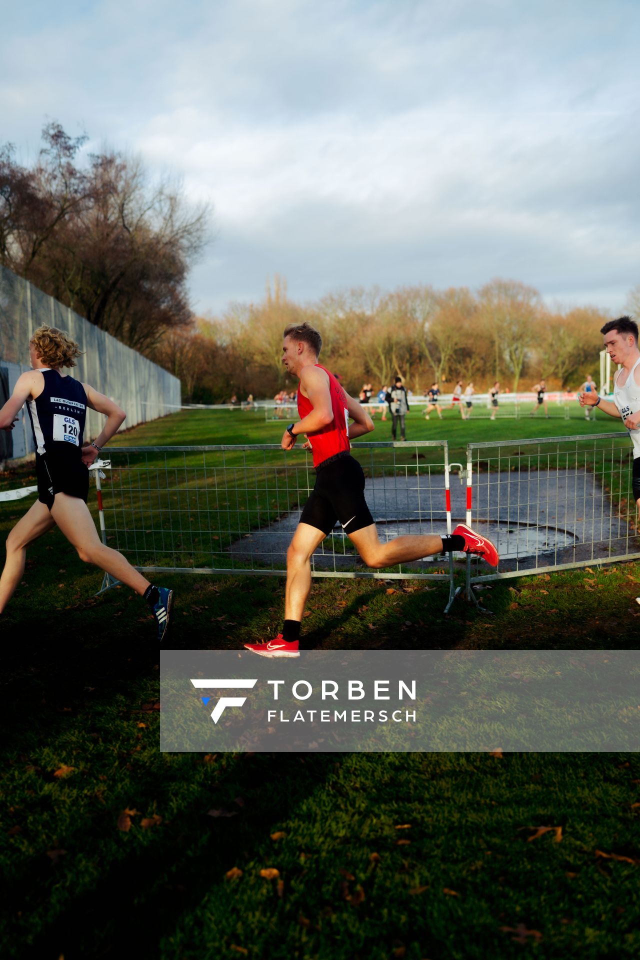 Gabriel Monien (DSC Oldenburg) im Lauf L06 - Männer Mittelstrecke bei den Deutschen Meisterschaften im Crosslauf auf dem Sportgelände Bürgerpark Nord am 29.11.2025 in Darmstadt