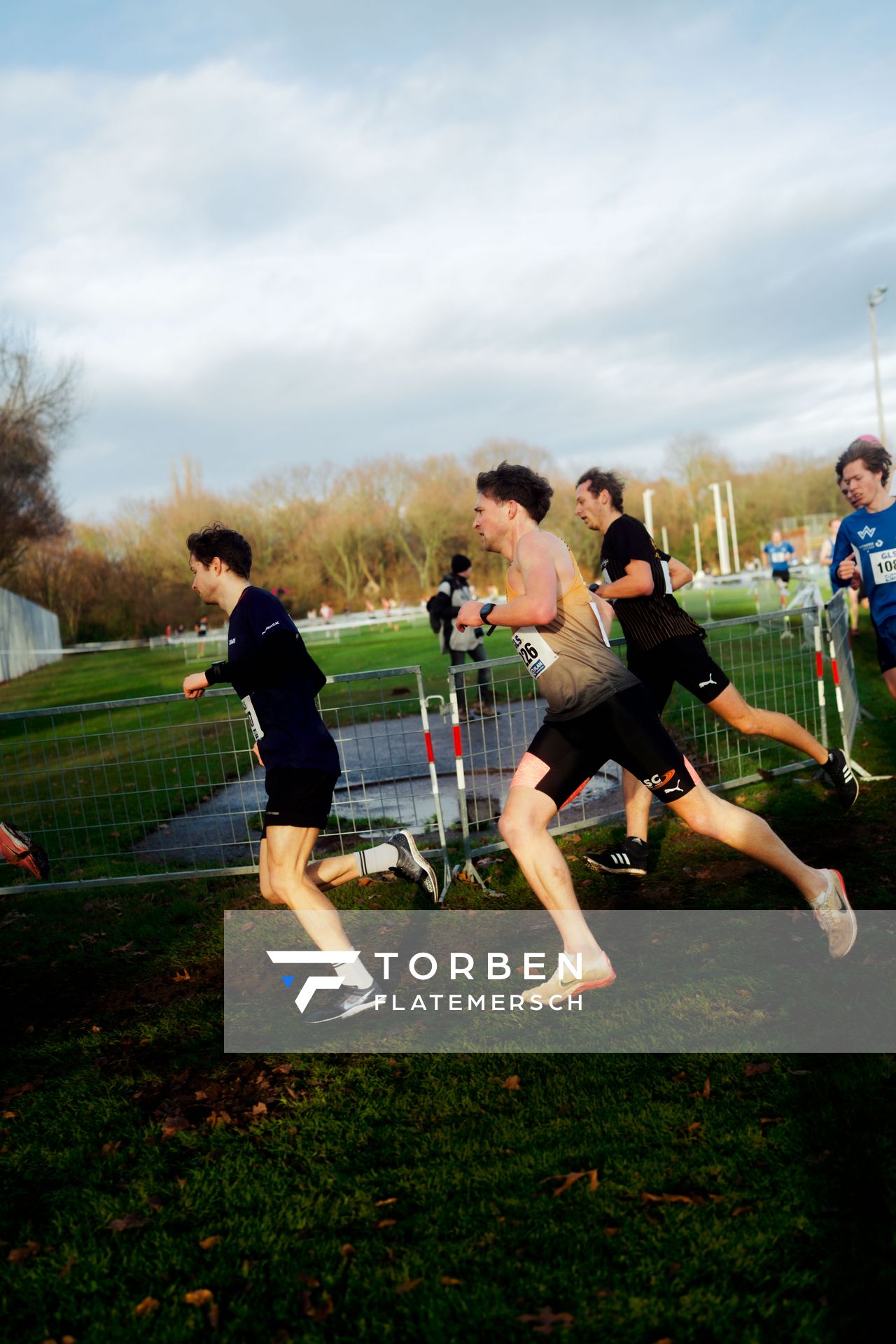 Friedrich Biniok (LSC Höchstadt/Aisch) im Lauf L06 - Männer Mittelstrecke bei den Deutschen Meisterschaften im Crosslauf auf dem Sportgelände Bürgerpark Nord am 29.11.2025 in Darmstadt